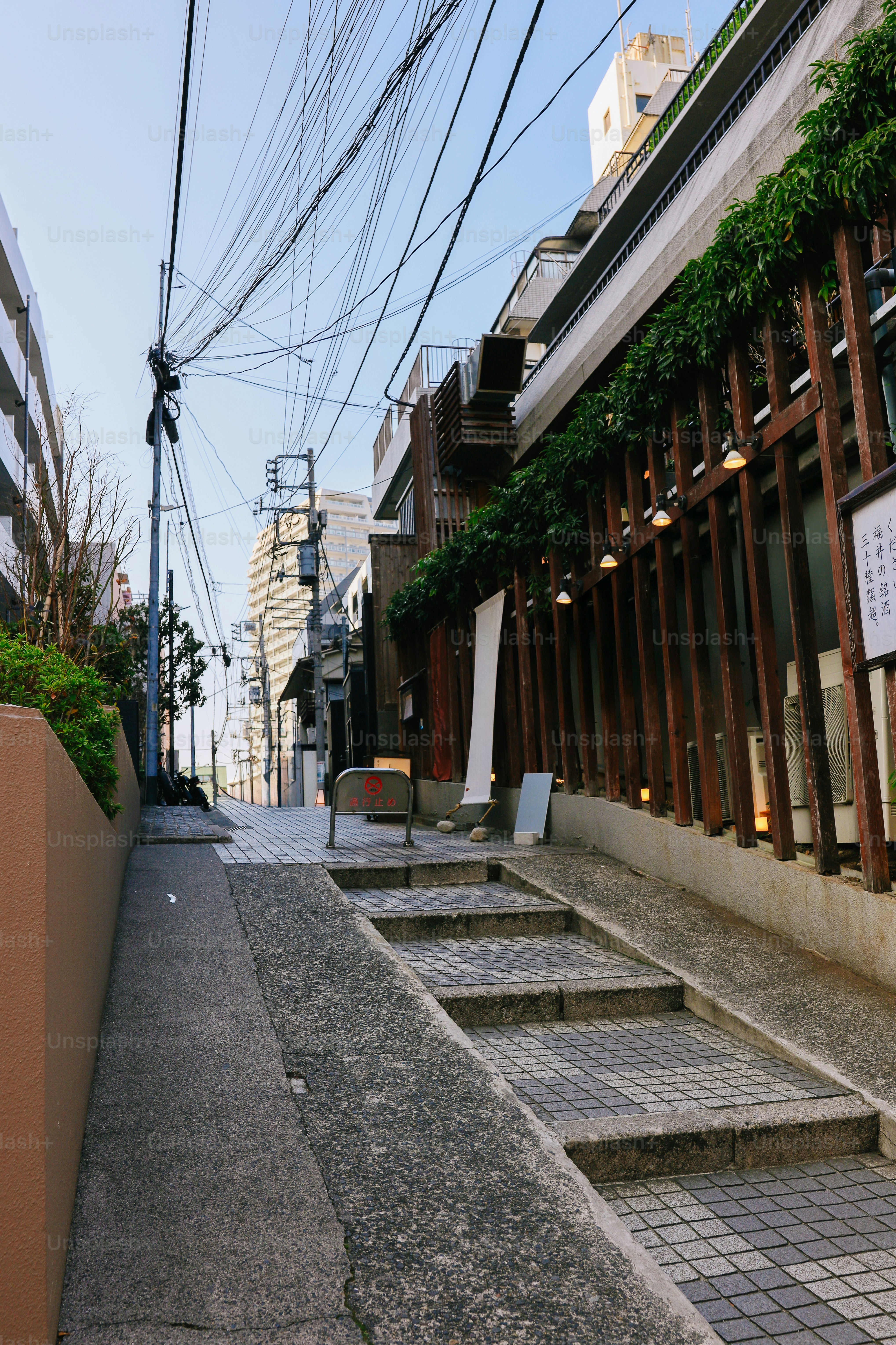Une rue étroite avec des marches et des bâtiments au Japon.