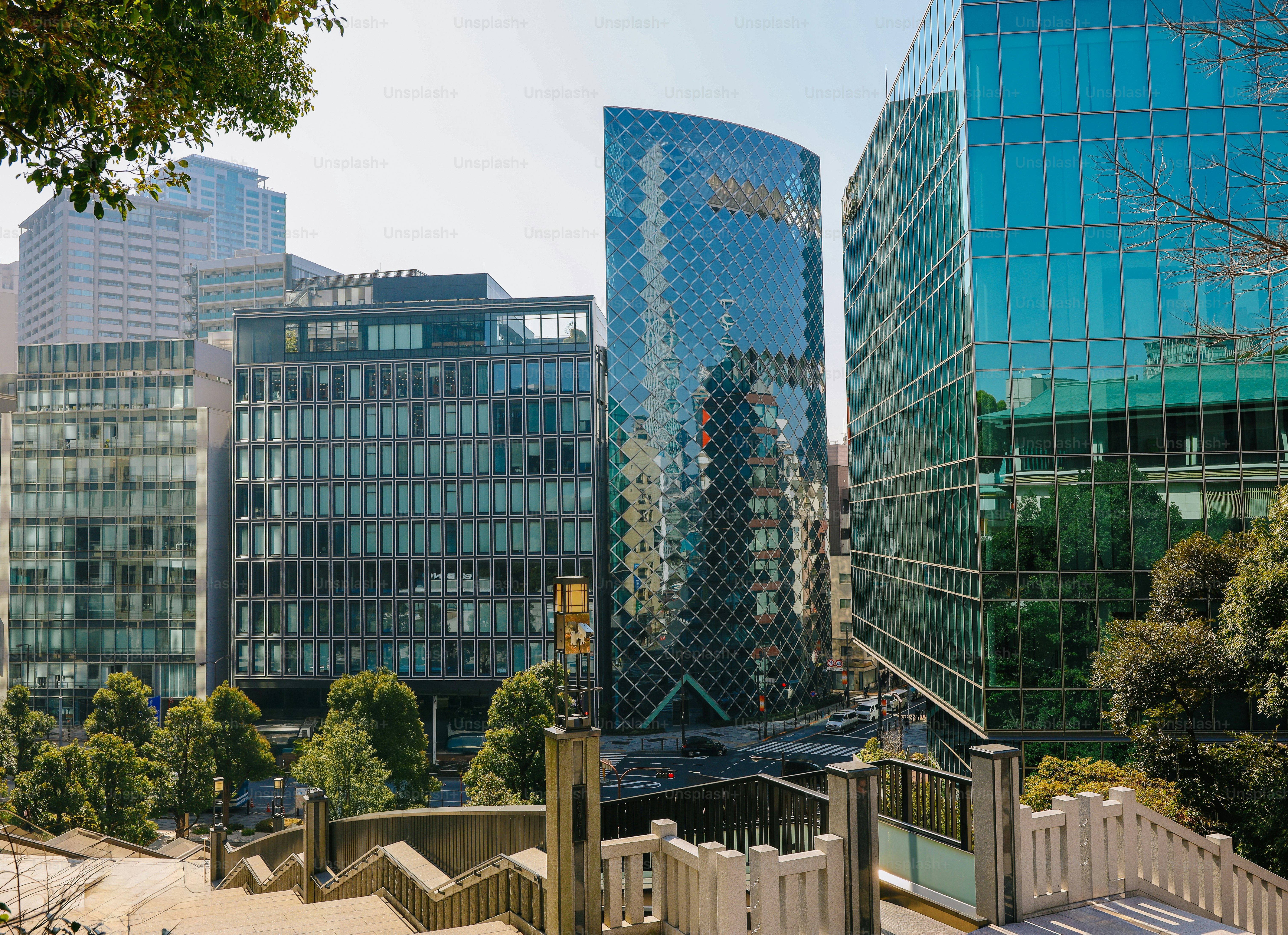 Bâtiments modernes en verre dans un cadre de parc urbain