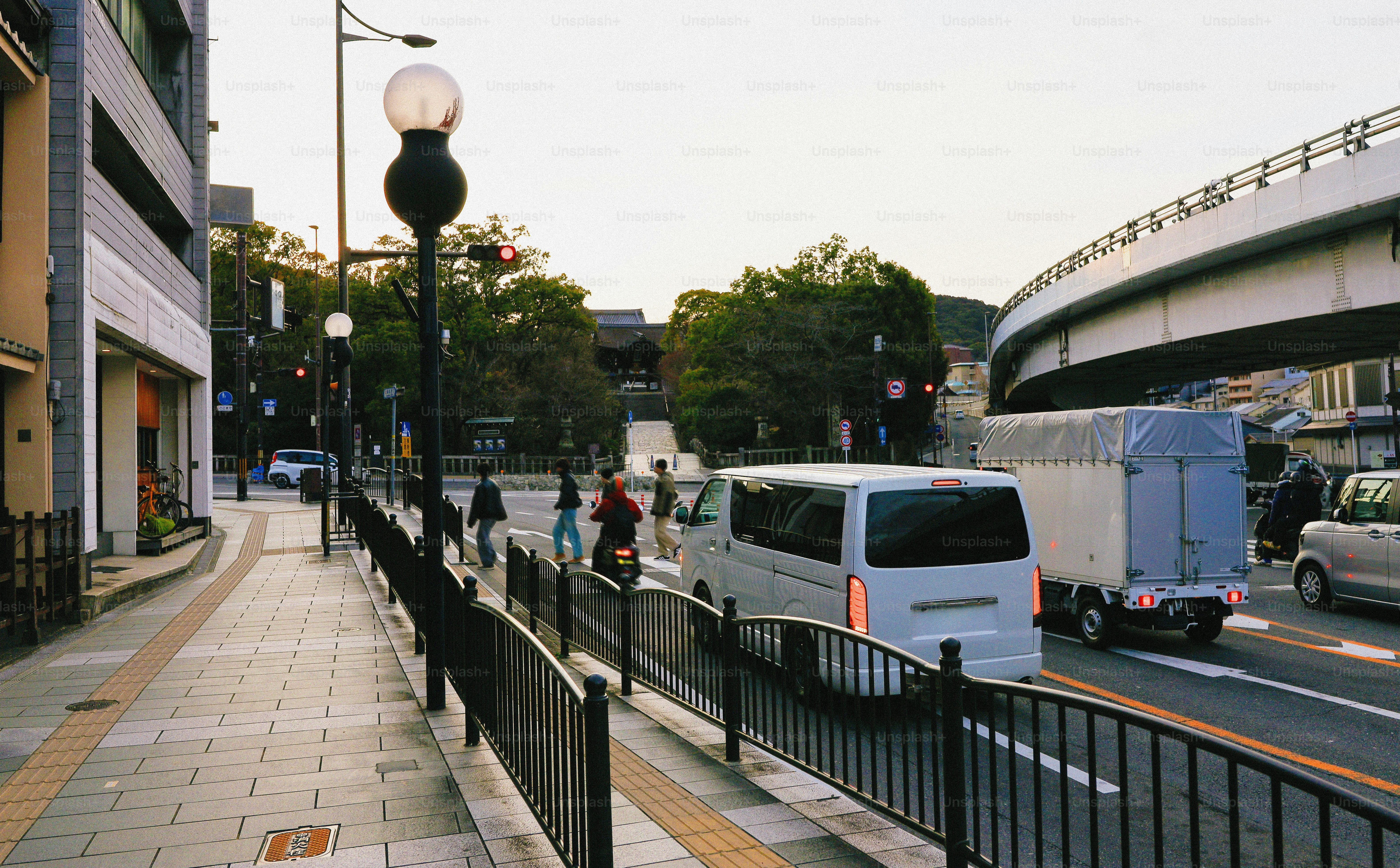 Rue de la ville avec circulation et piétons traversant
