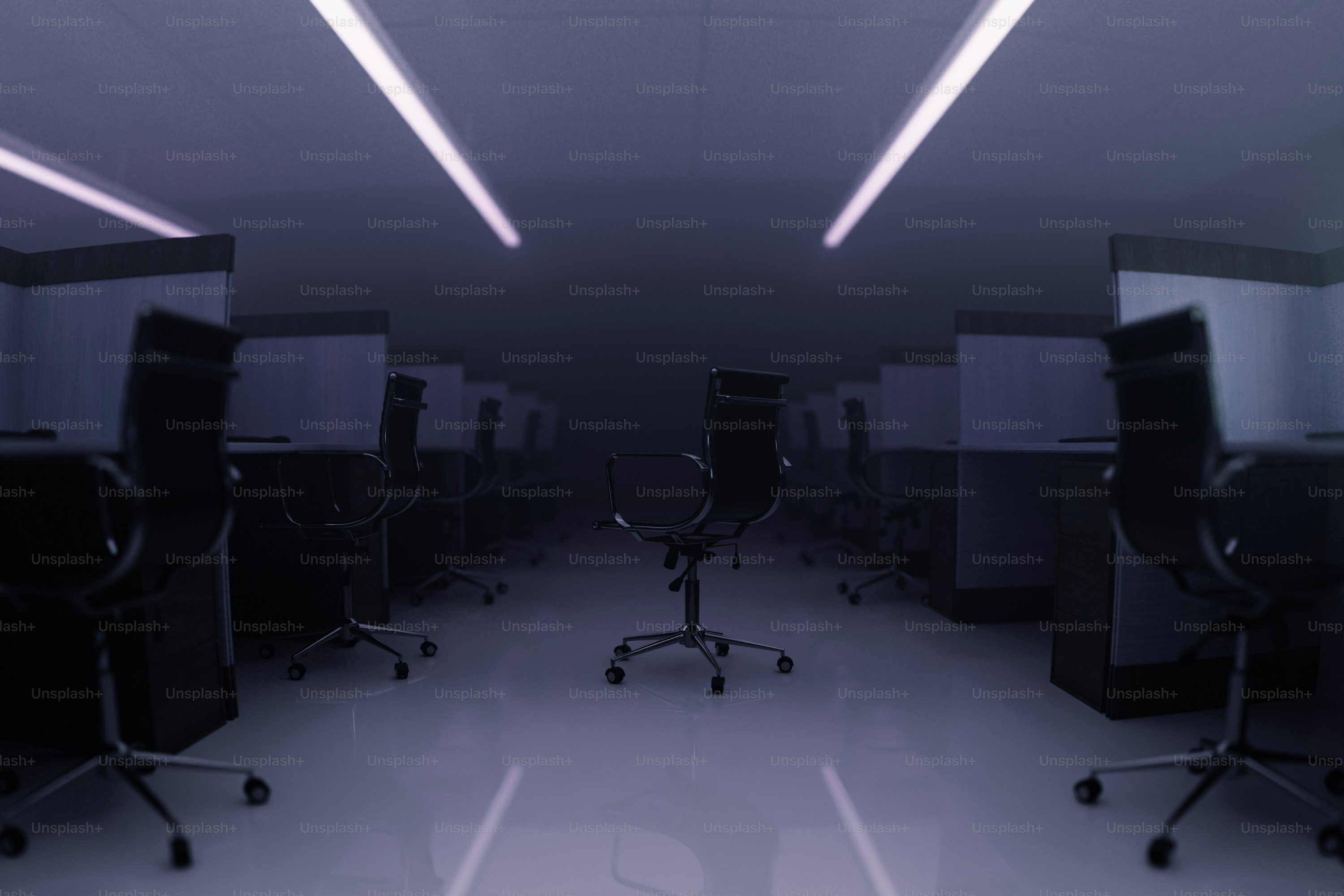 Cubículos de escritório vazios com cadeiras em iluminação fraca
