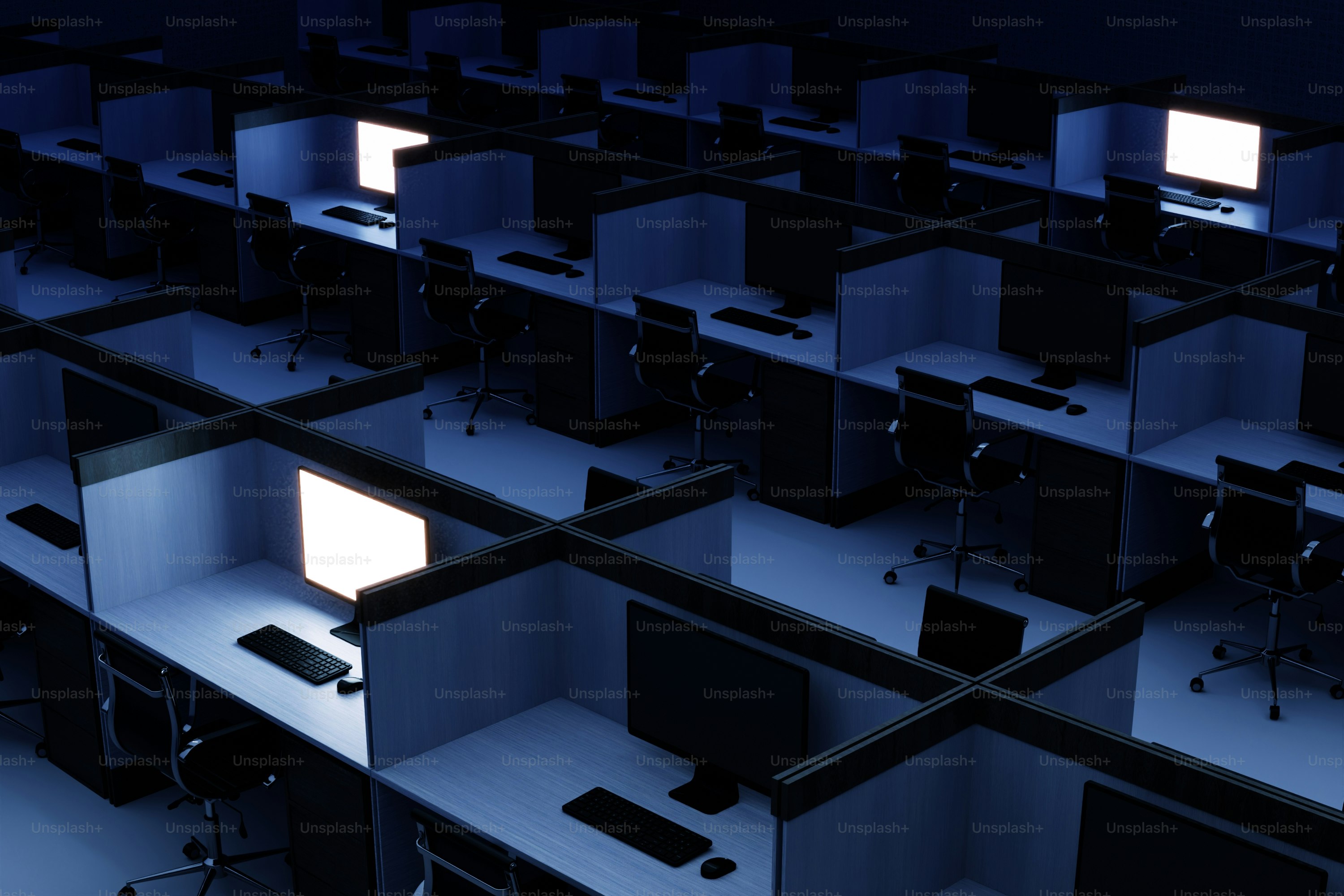 Escritórios vazios com telas de computador brilhantes
