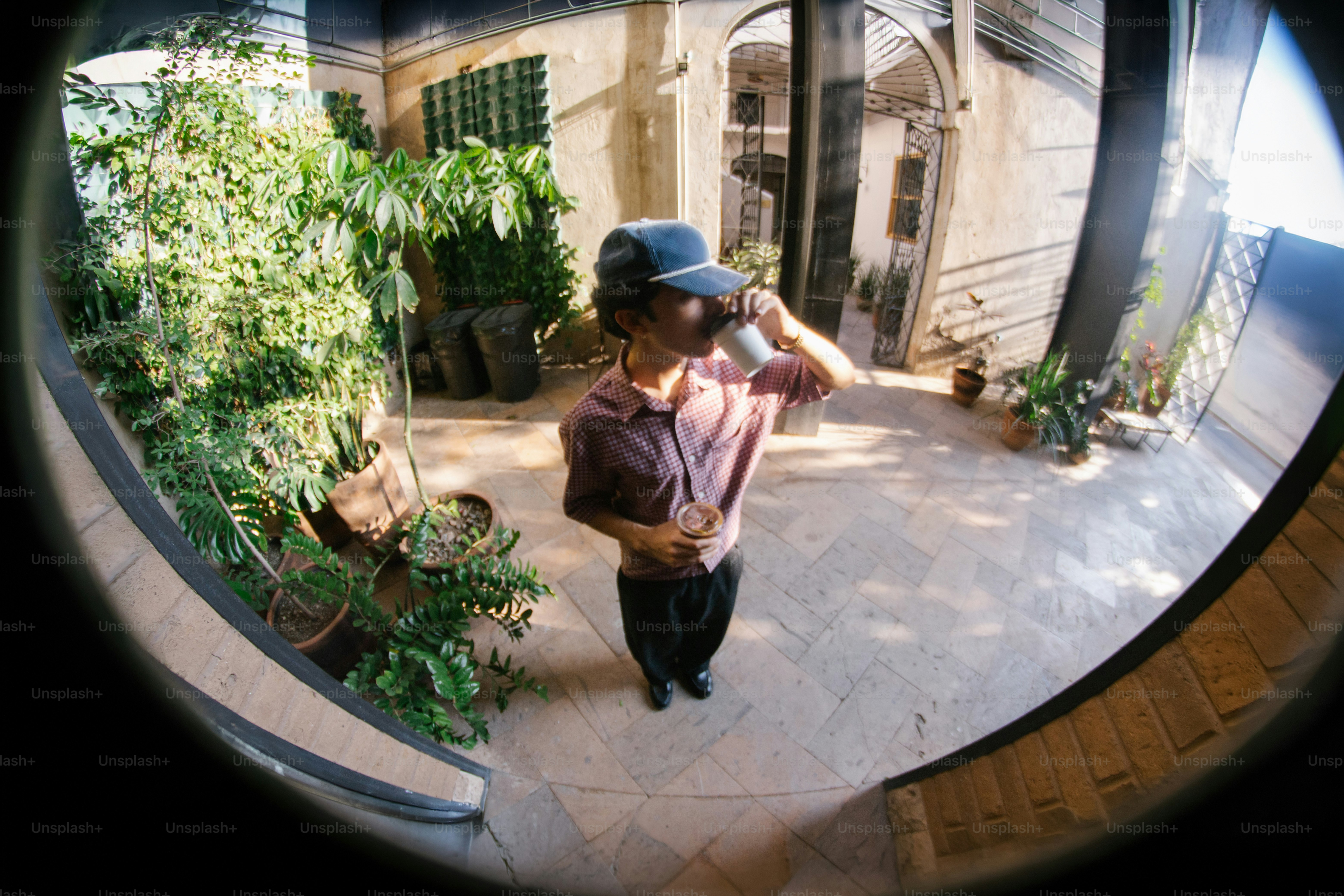 Orang dengan topi dan kemeja berkerah di balkon.