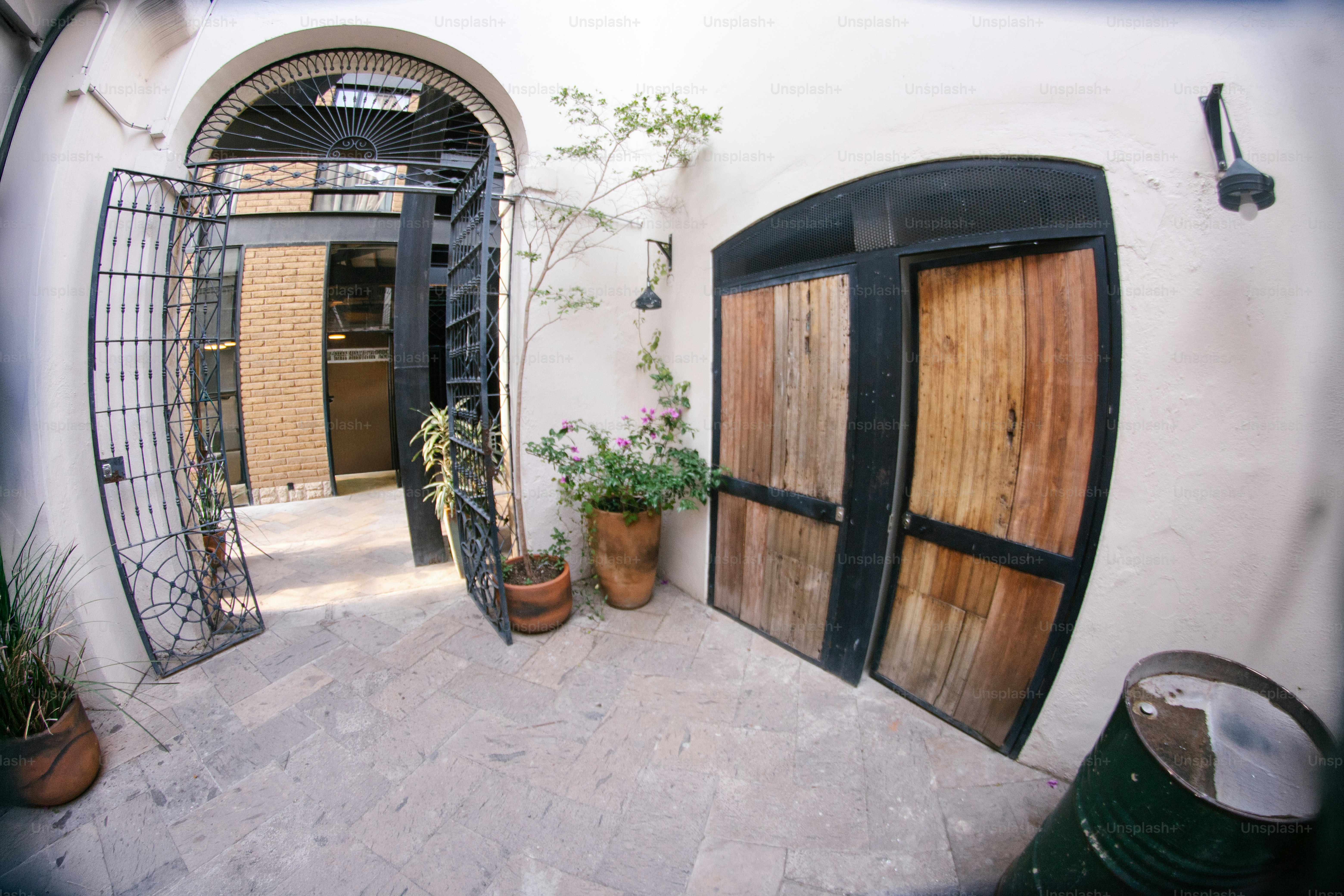 Halaman dengan pintu kayu pedesaan dan pintu masuk melengkung