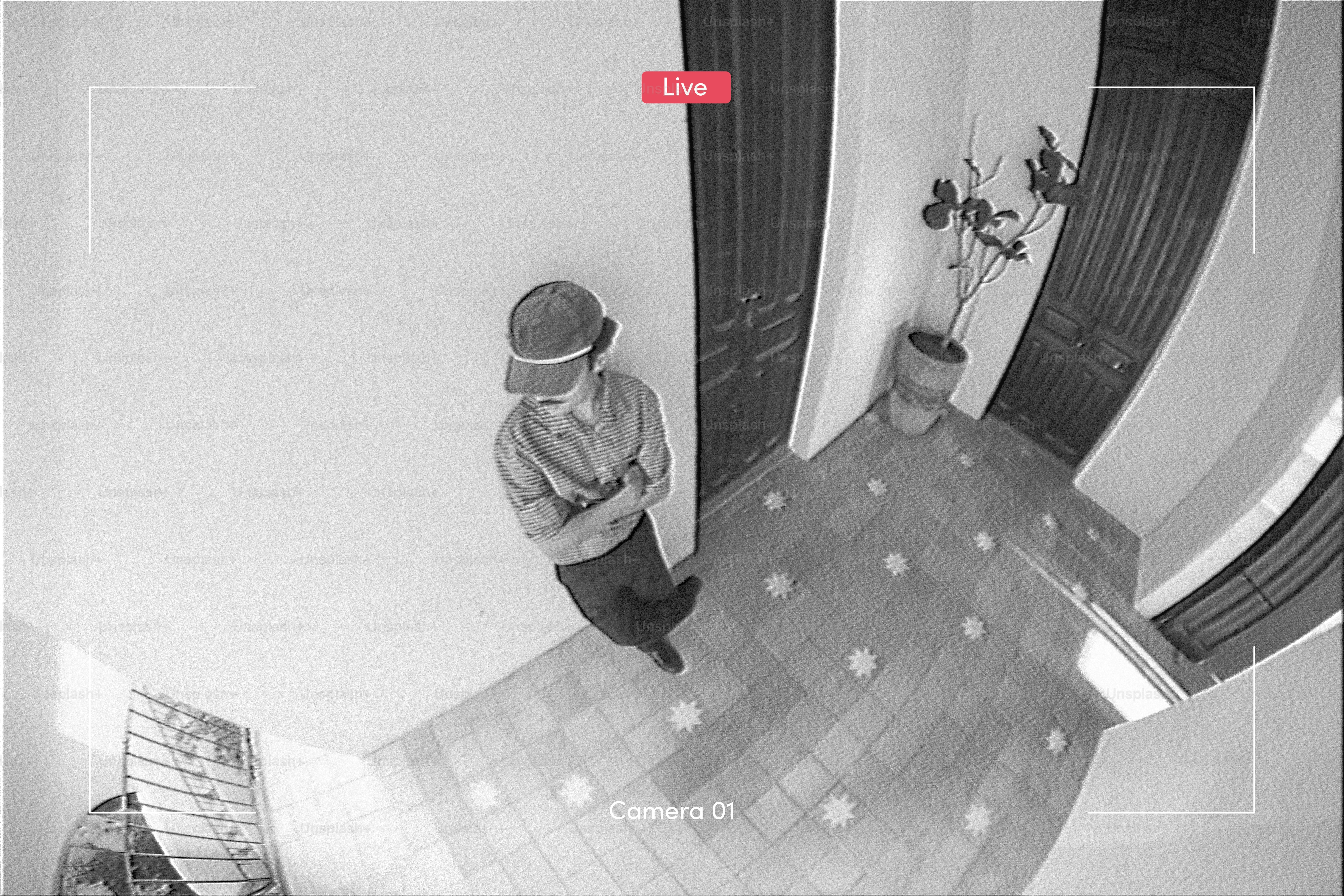 Pria mengenakan topi berdiri dengan tangan disilangkan