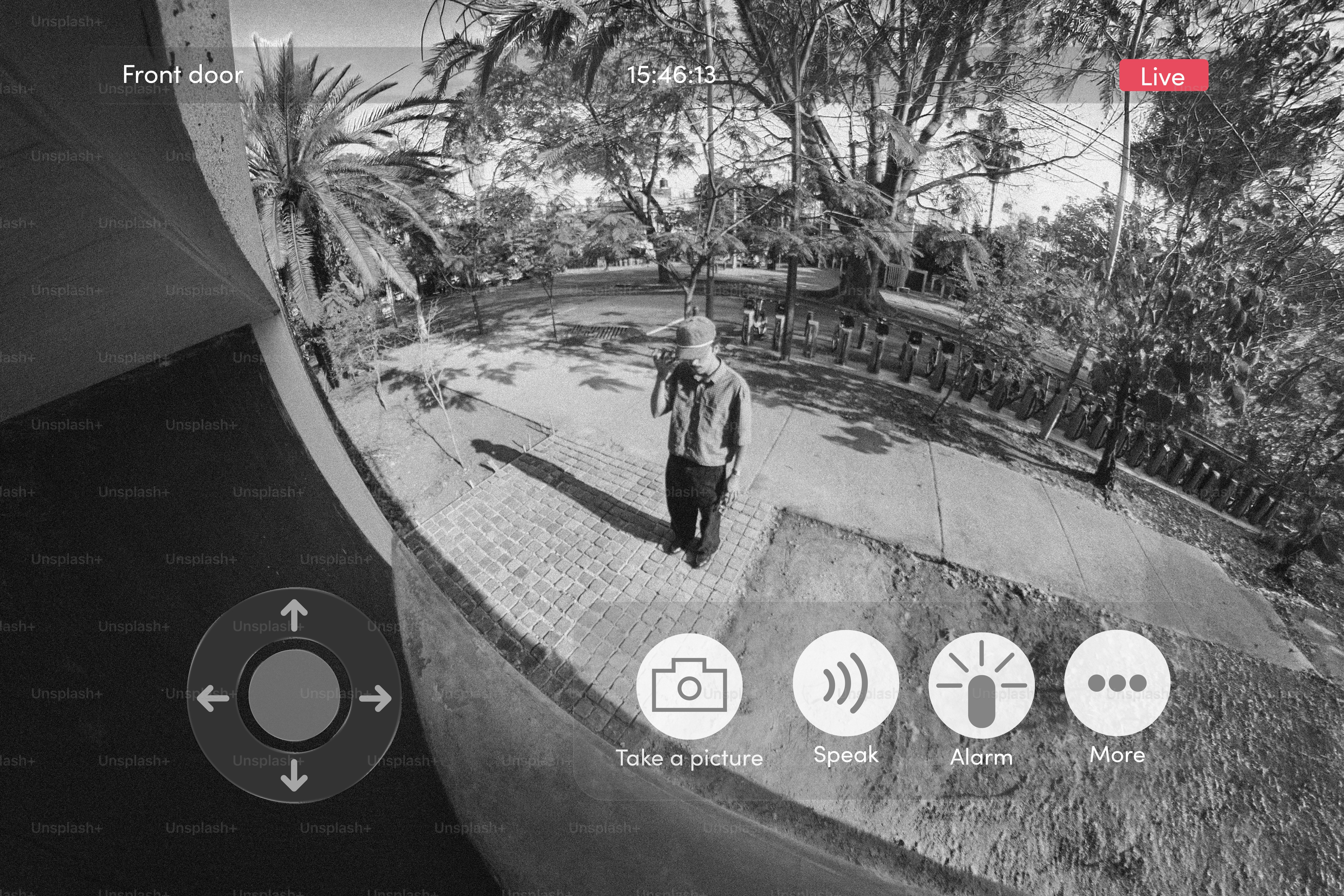Orang yang berjalan di luar gedung dengan pohon dan tanaman.