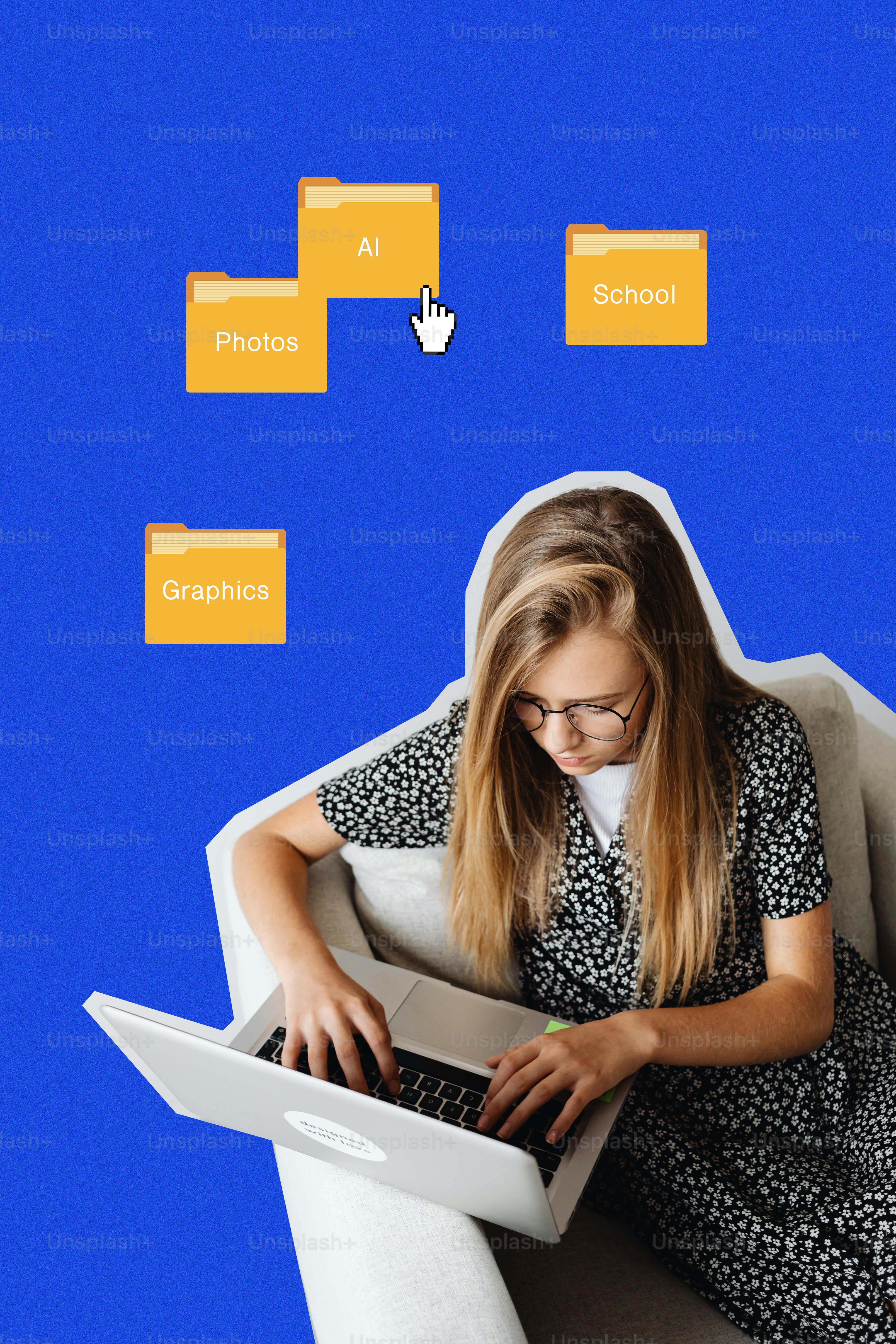 Wanita muda berkacamata menggunakan laptop dengan folder digital.