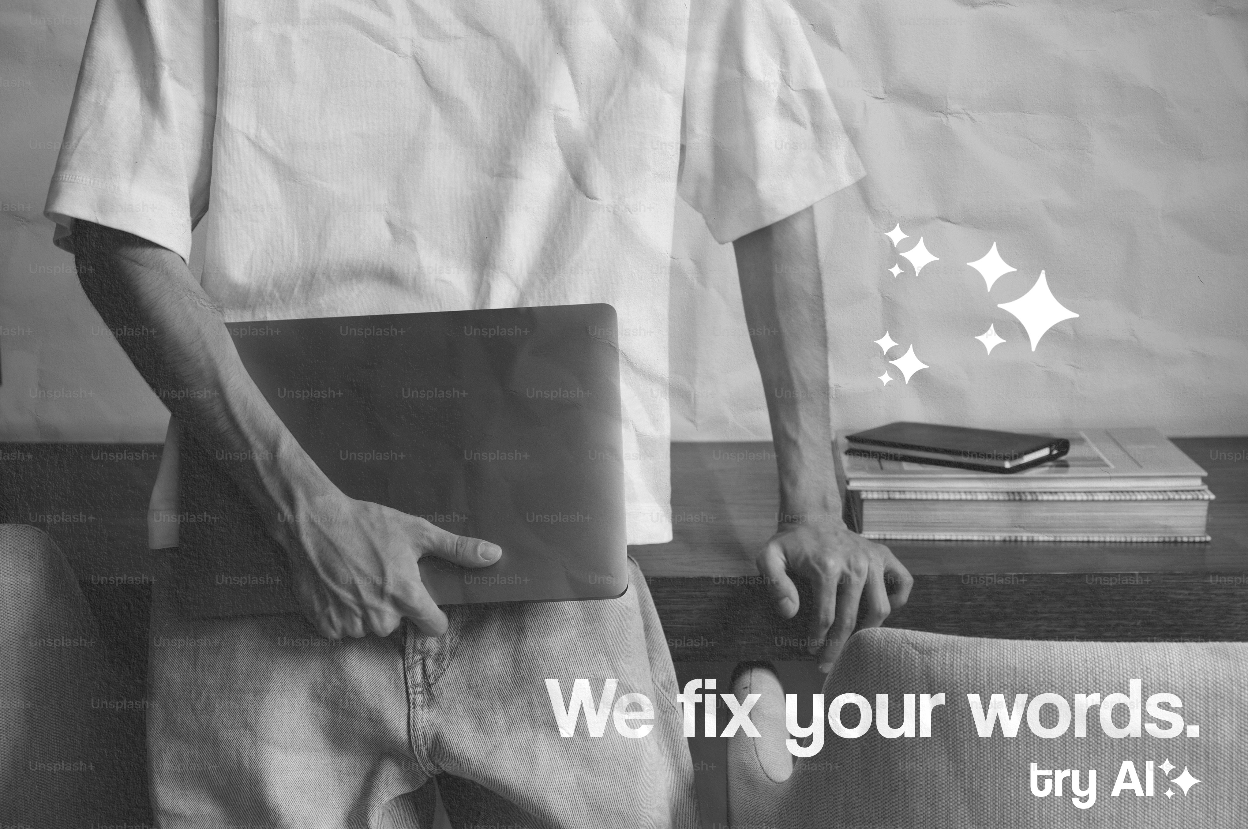 Pria memegang laptop dengan teks "kami memperbaiki kata-kata Anda."