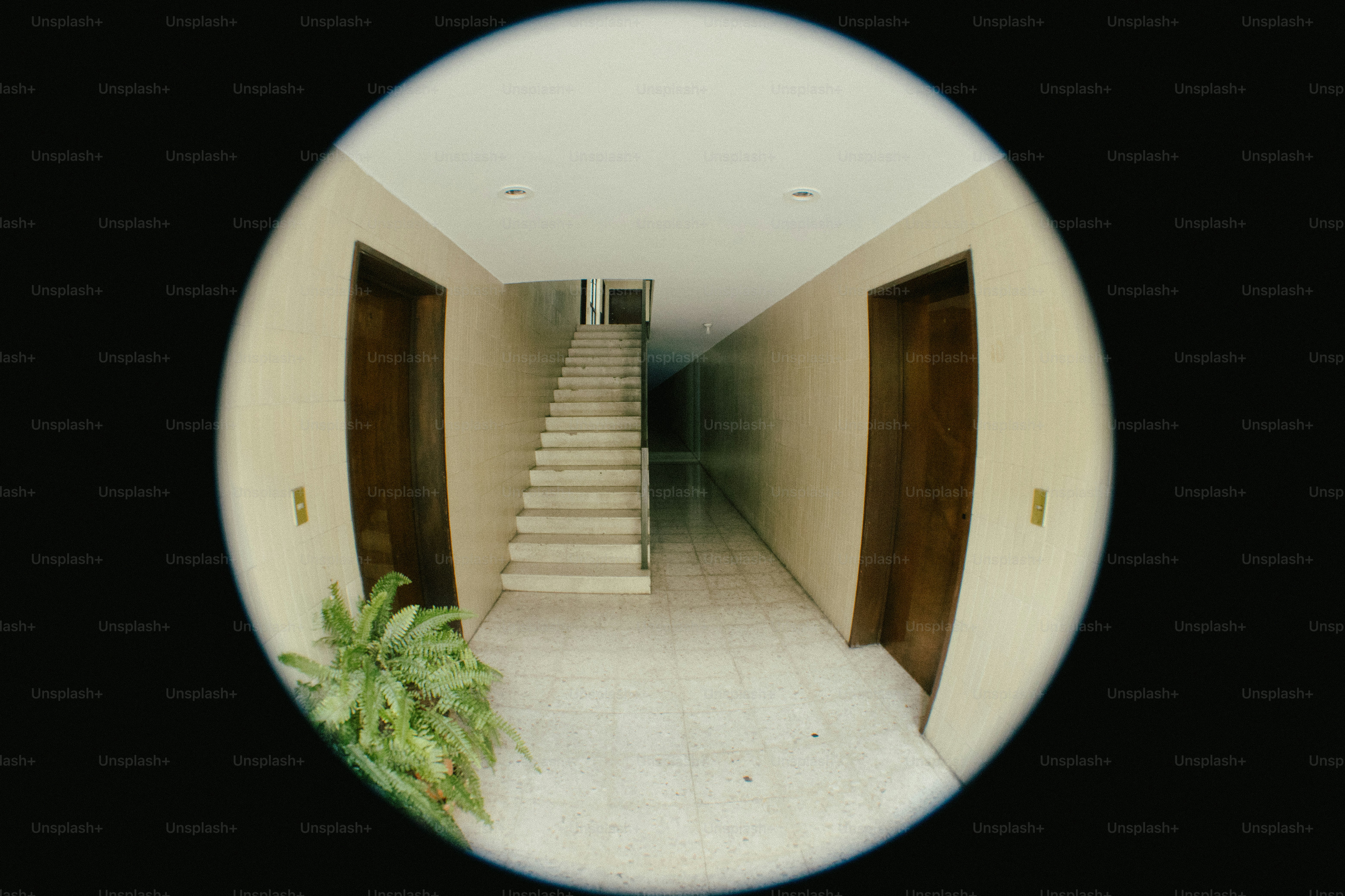 Corredor longo com escadas e portas