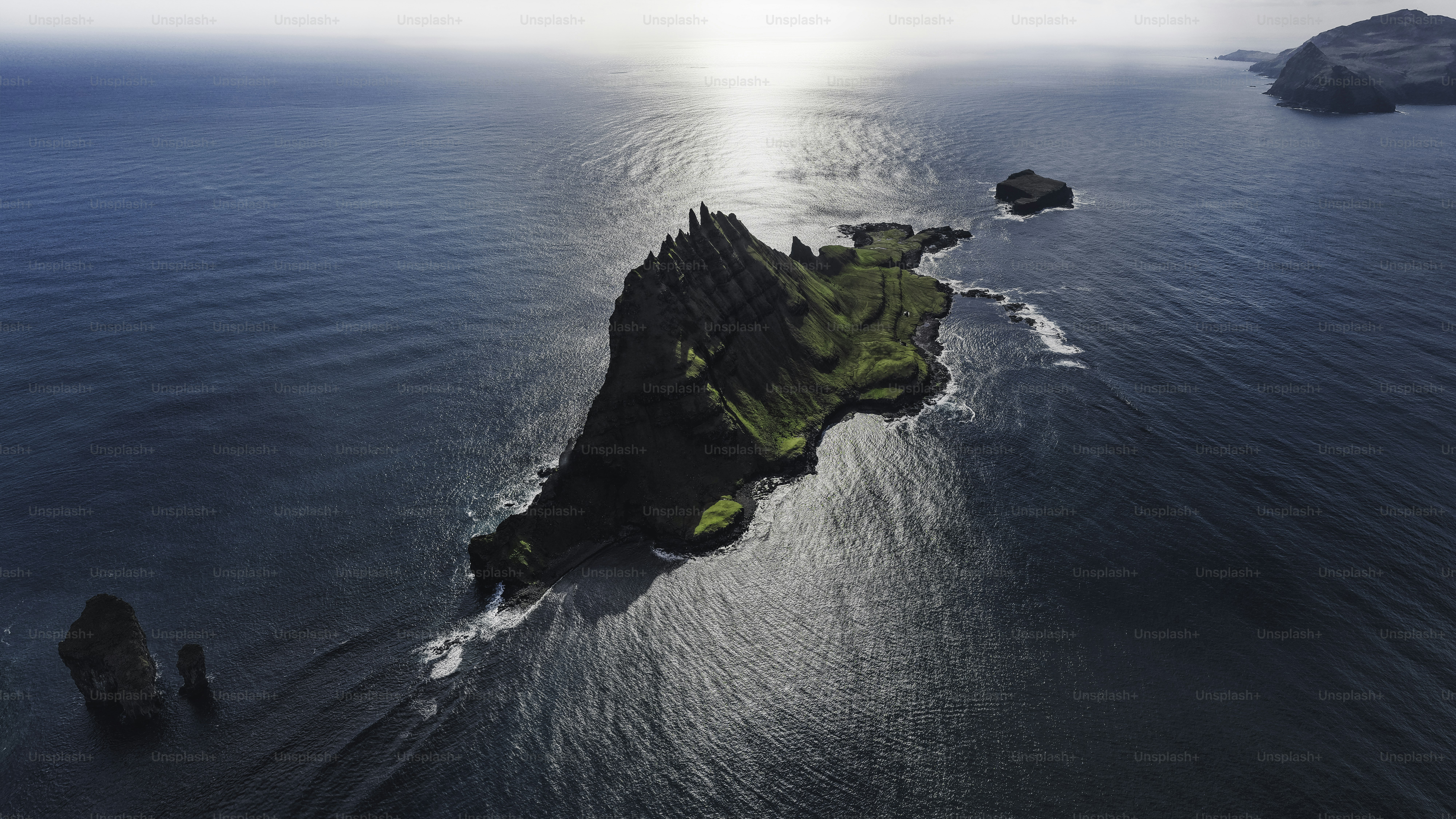 海に浮かぶ岩の崖がある緑の島