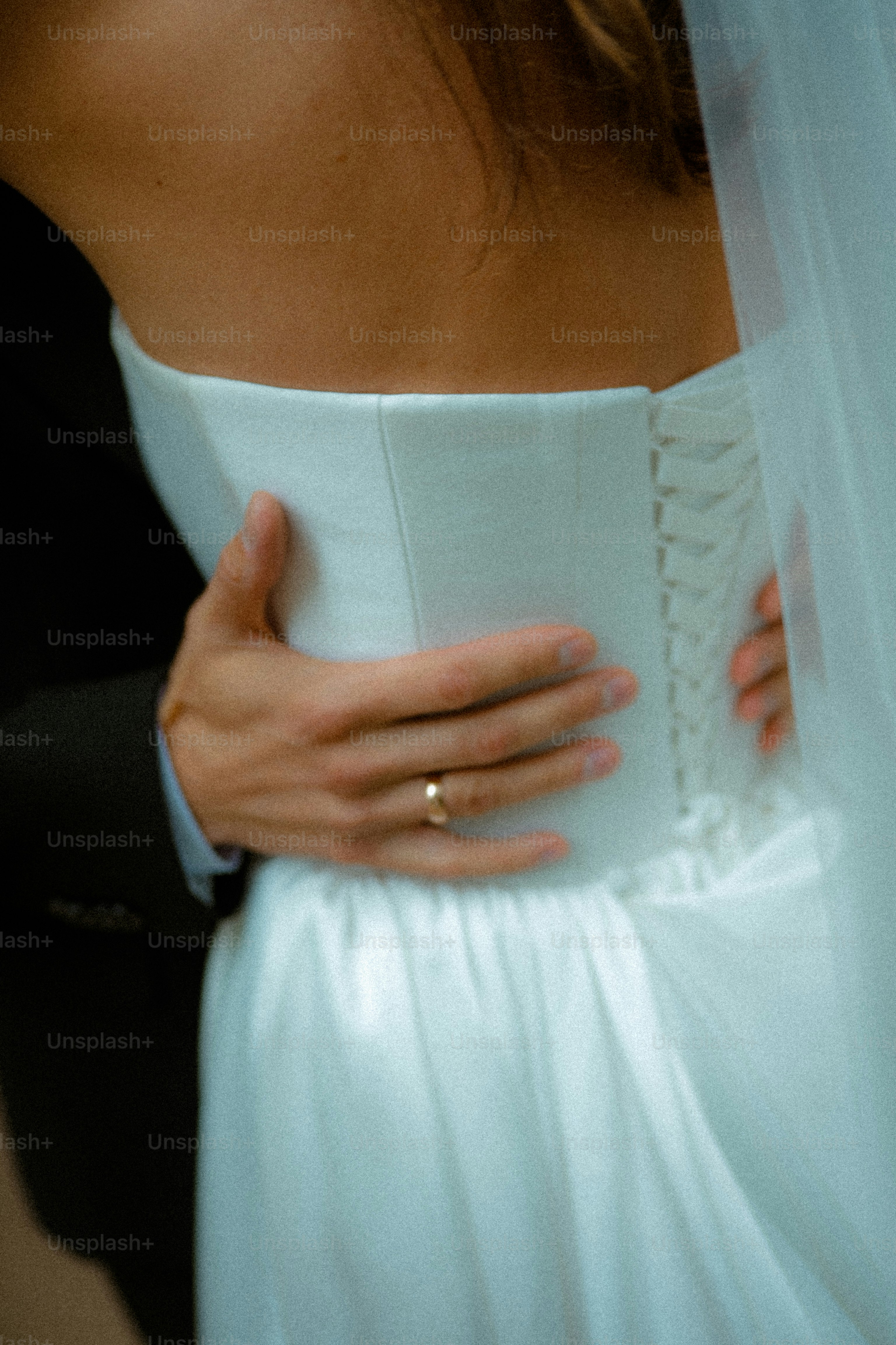El novio abraza a la novia con vestido de novia
