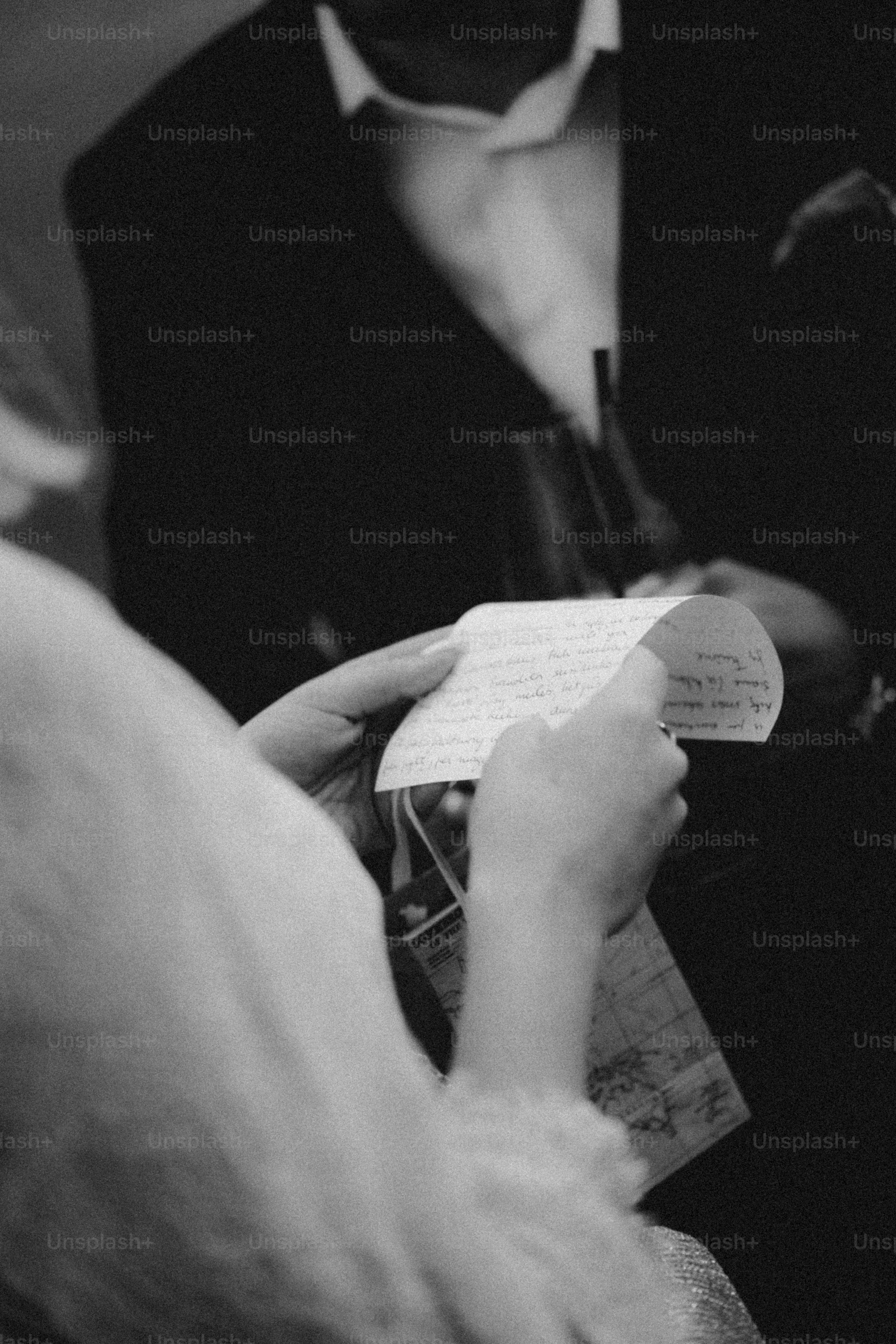 Manos sujetando una carta escrita a mano.