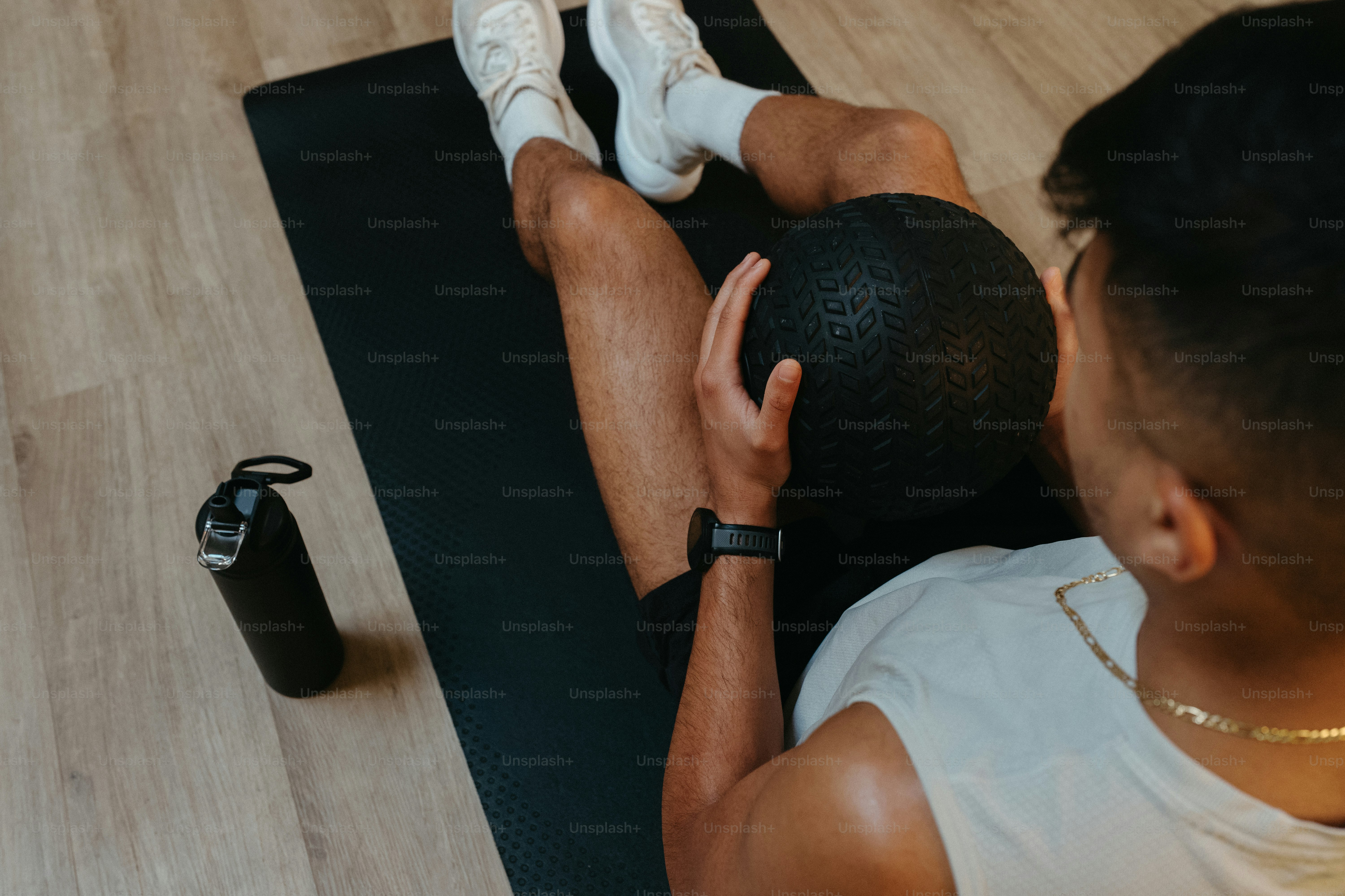 Mann hält Medizinball während des Trainings