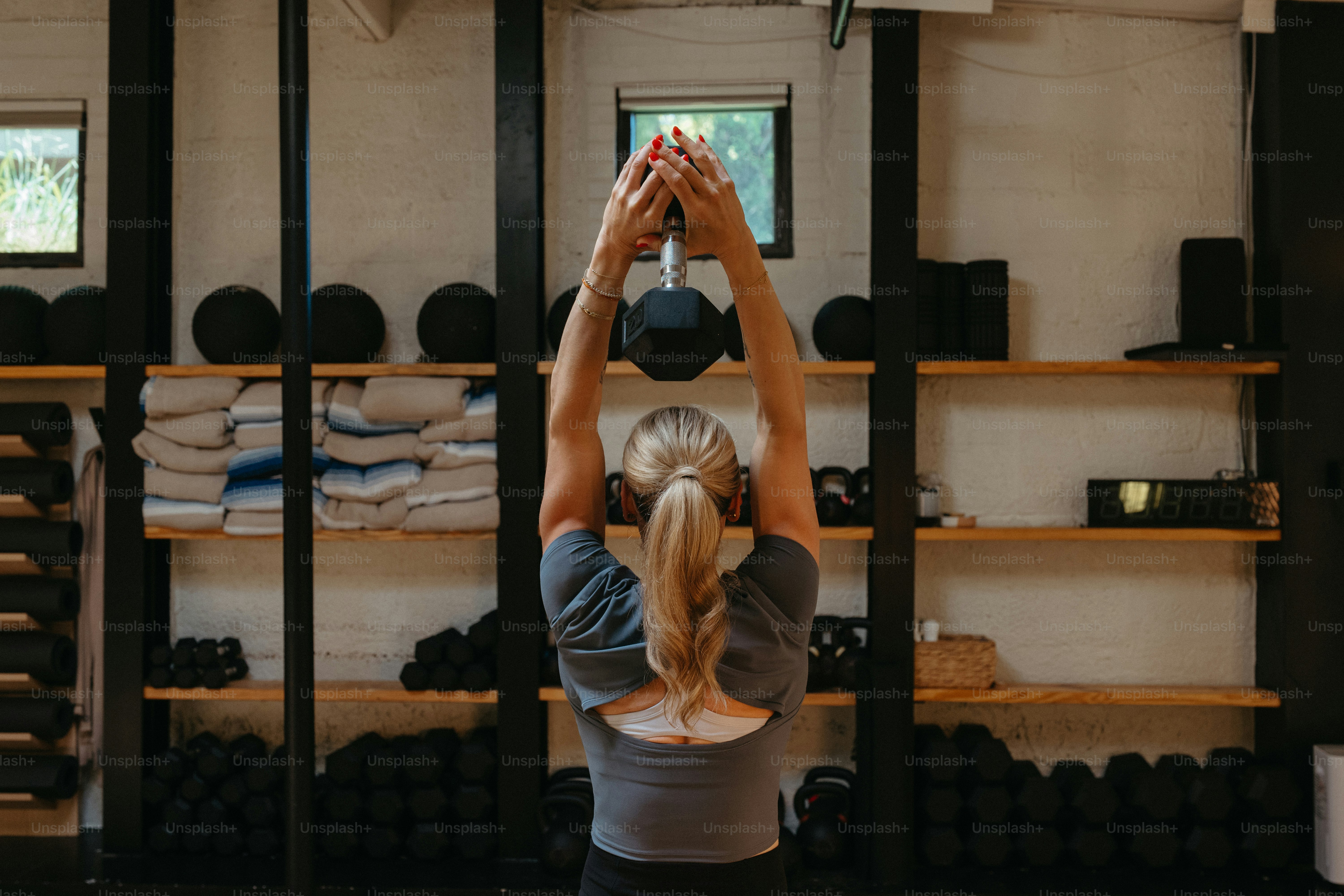 Frau trainiert mit Kettlebell im Fitnessstudio