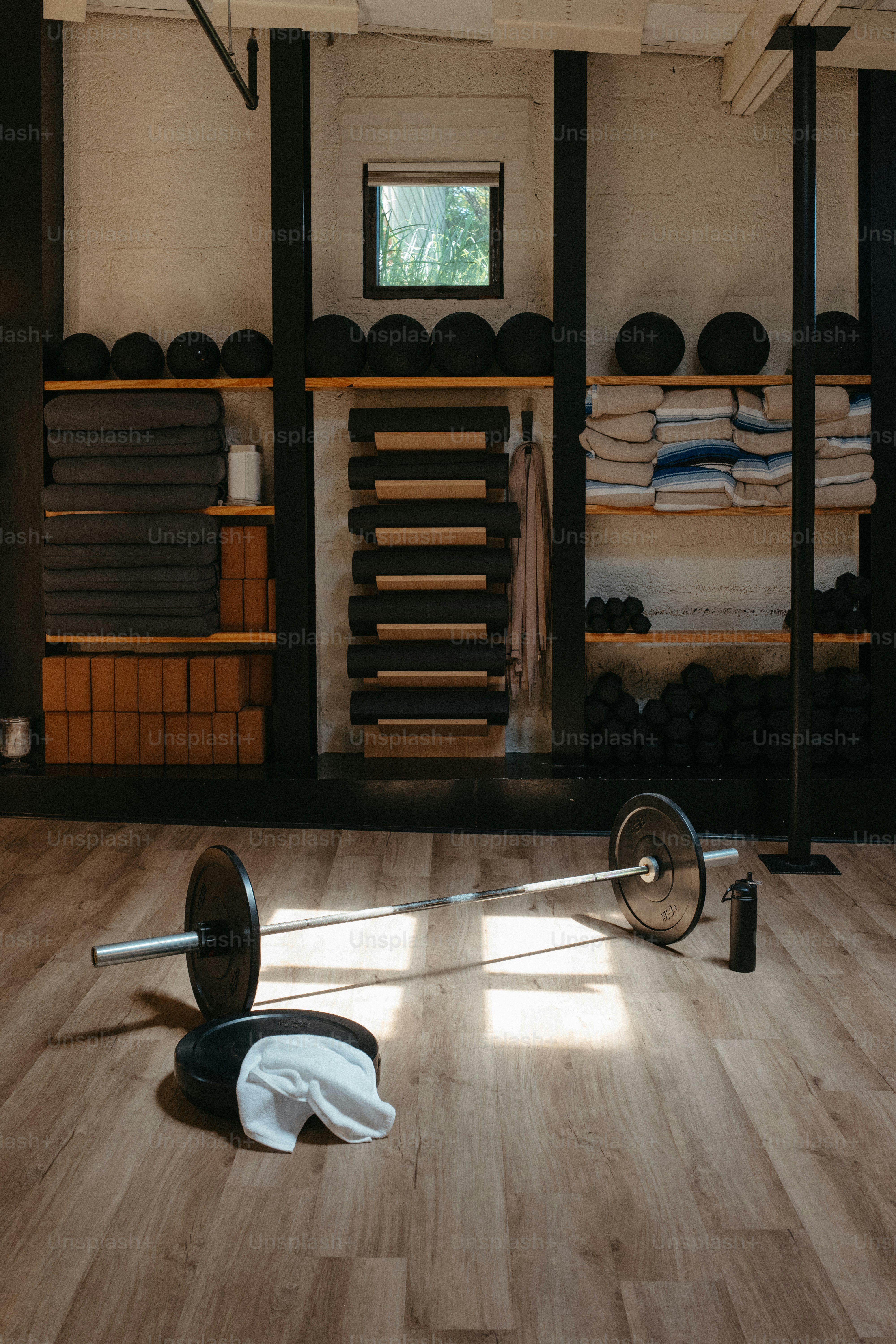 Fitnessgeräte wie Langhanteln, Gewichte und Yogamatten