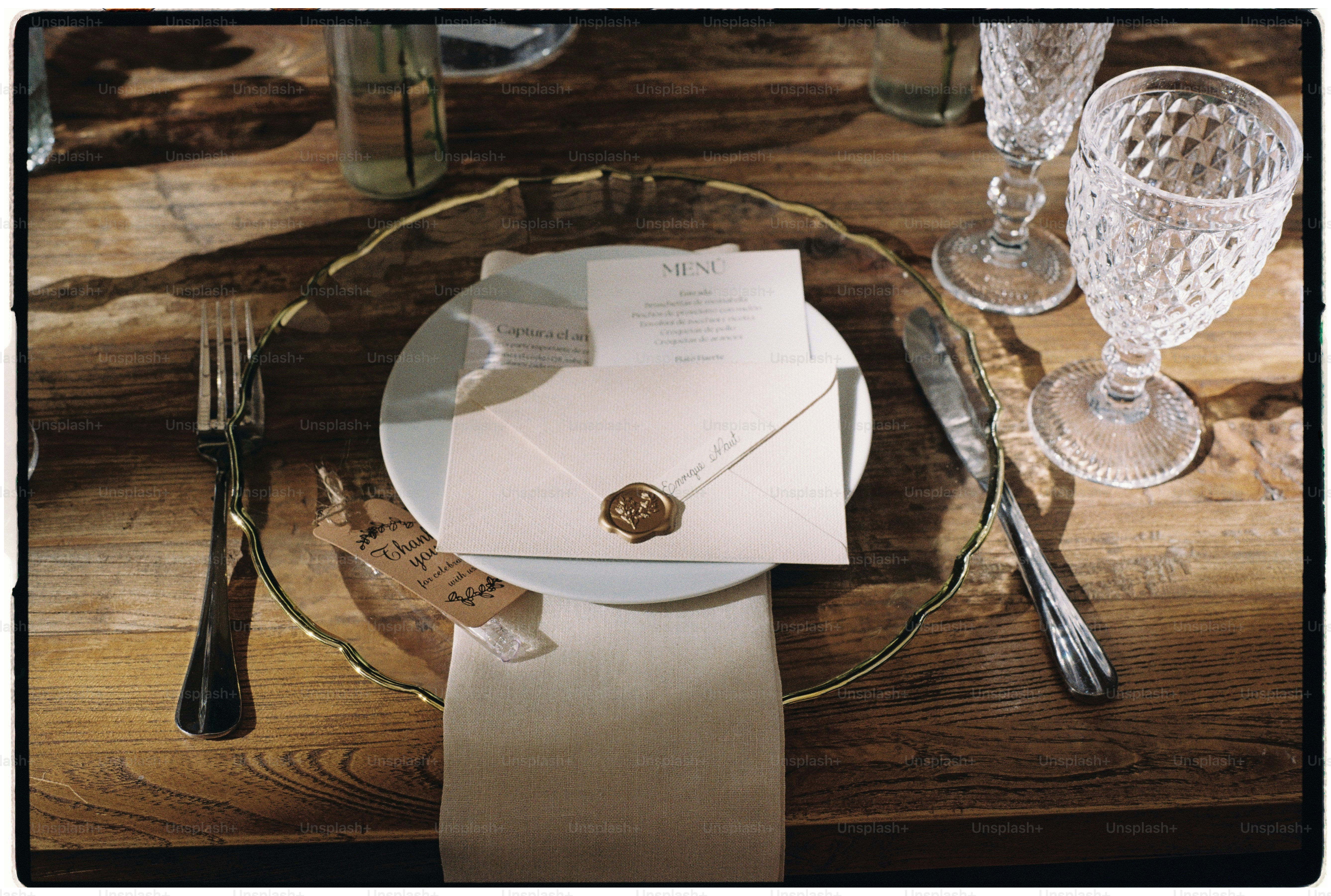 Mise en table avec enveloppe et couverts