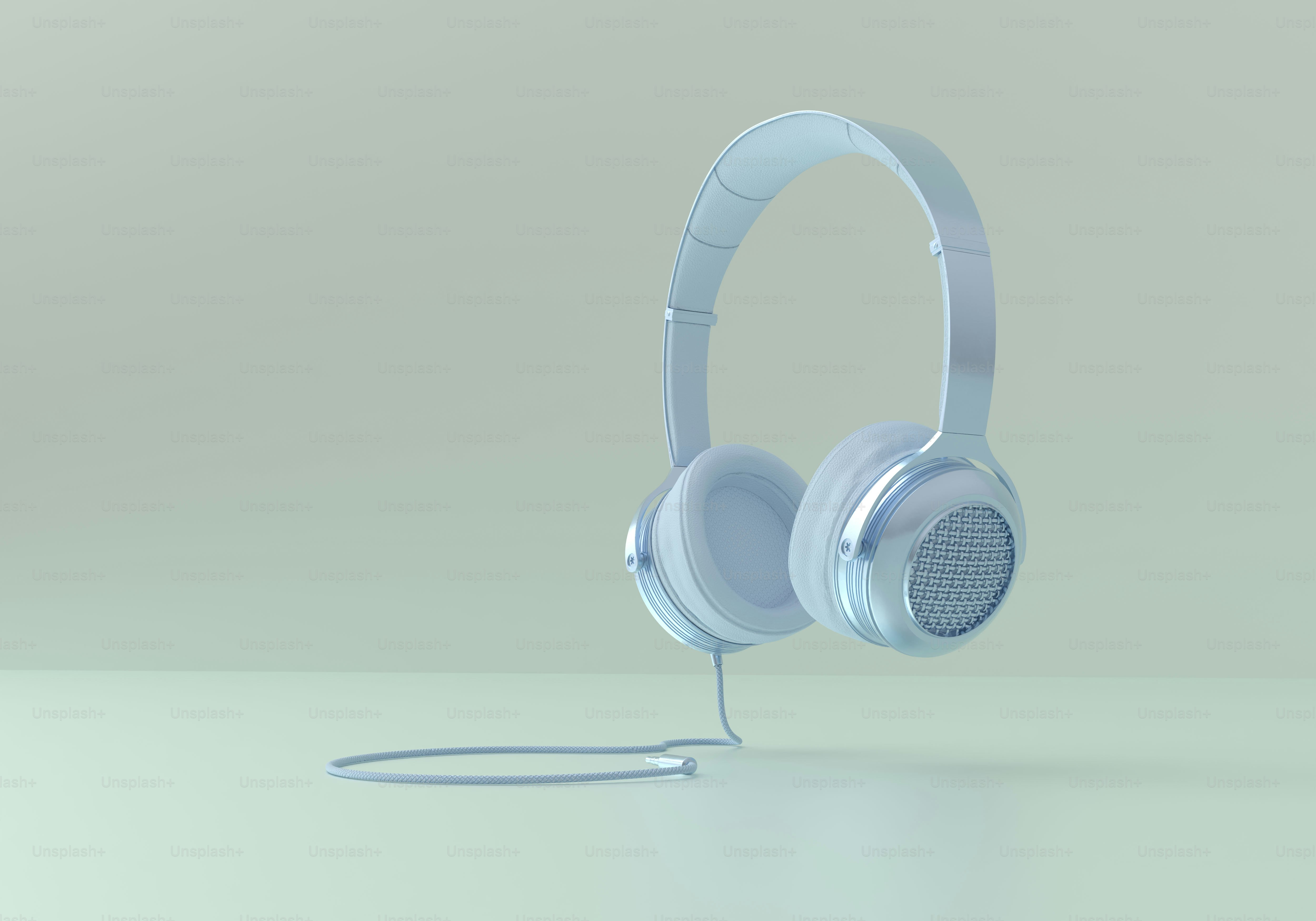 Sepasang headphone putih dengan latar belakang terang