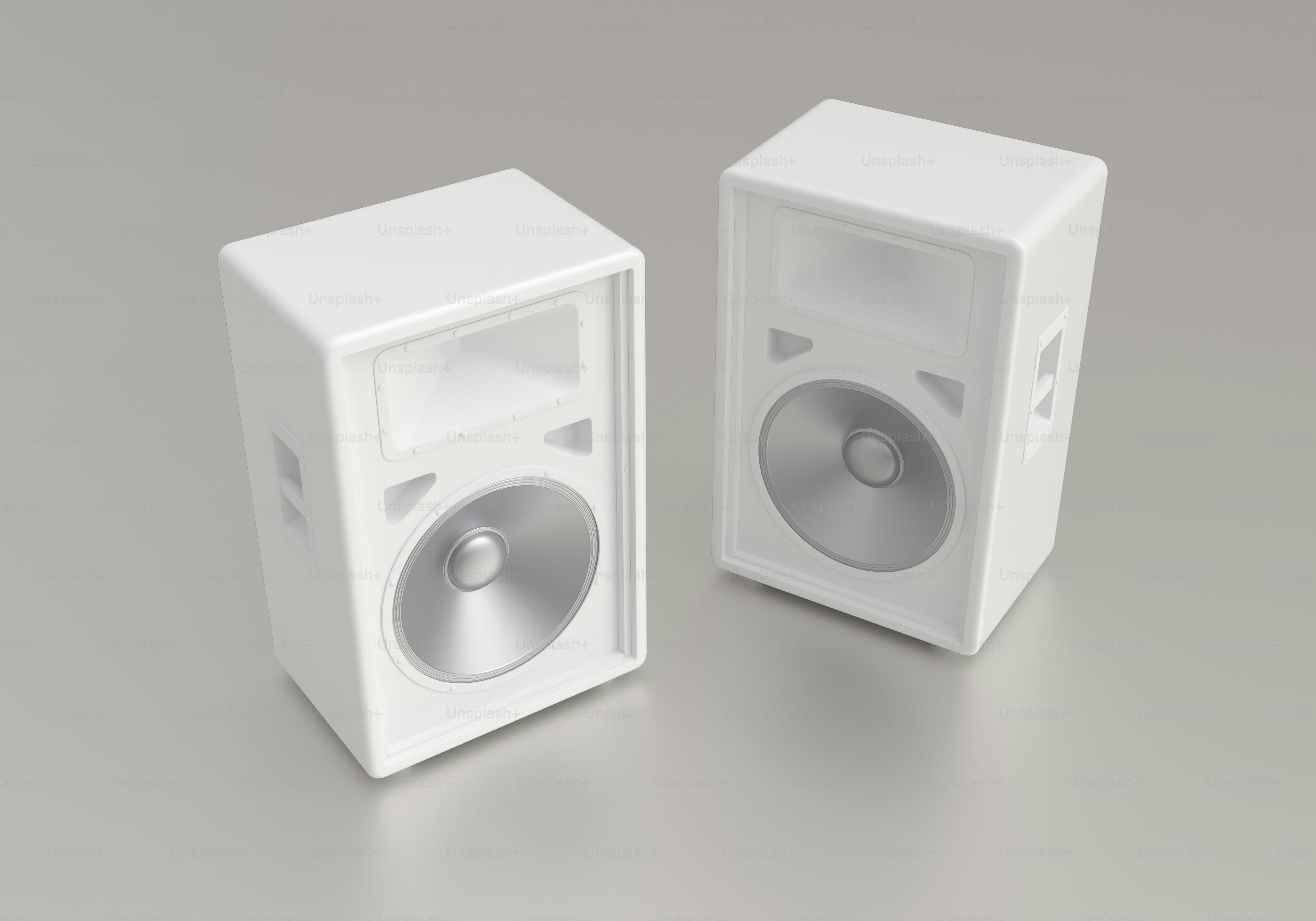 Dua speaker putih dengan latar belakang abu-abu