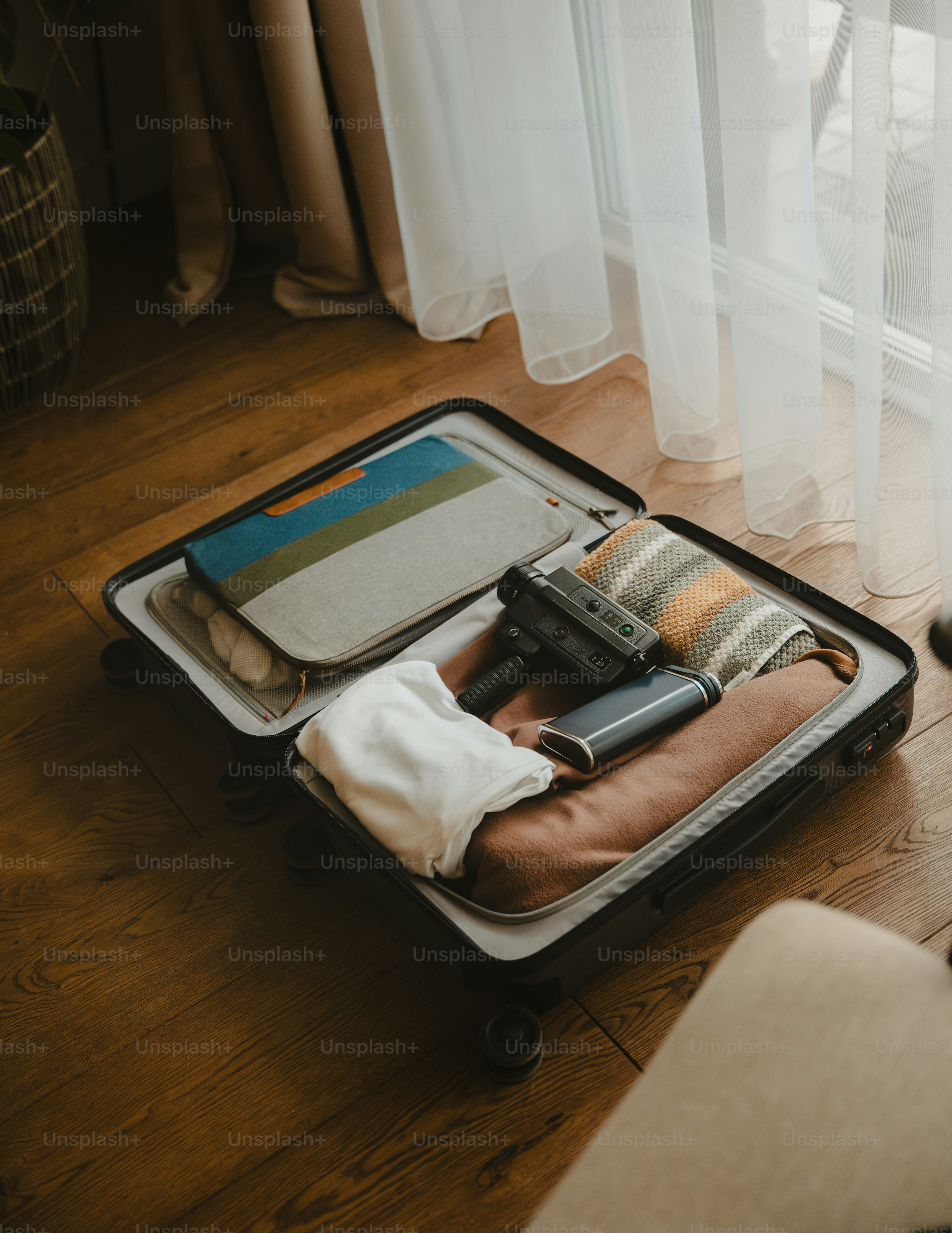 Maleta llena de ropa y accesorios de viaje.