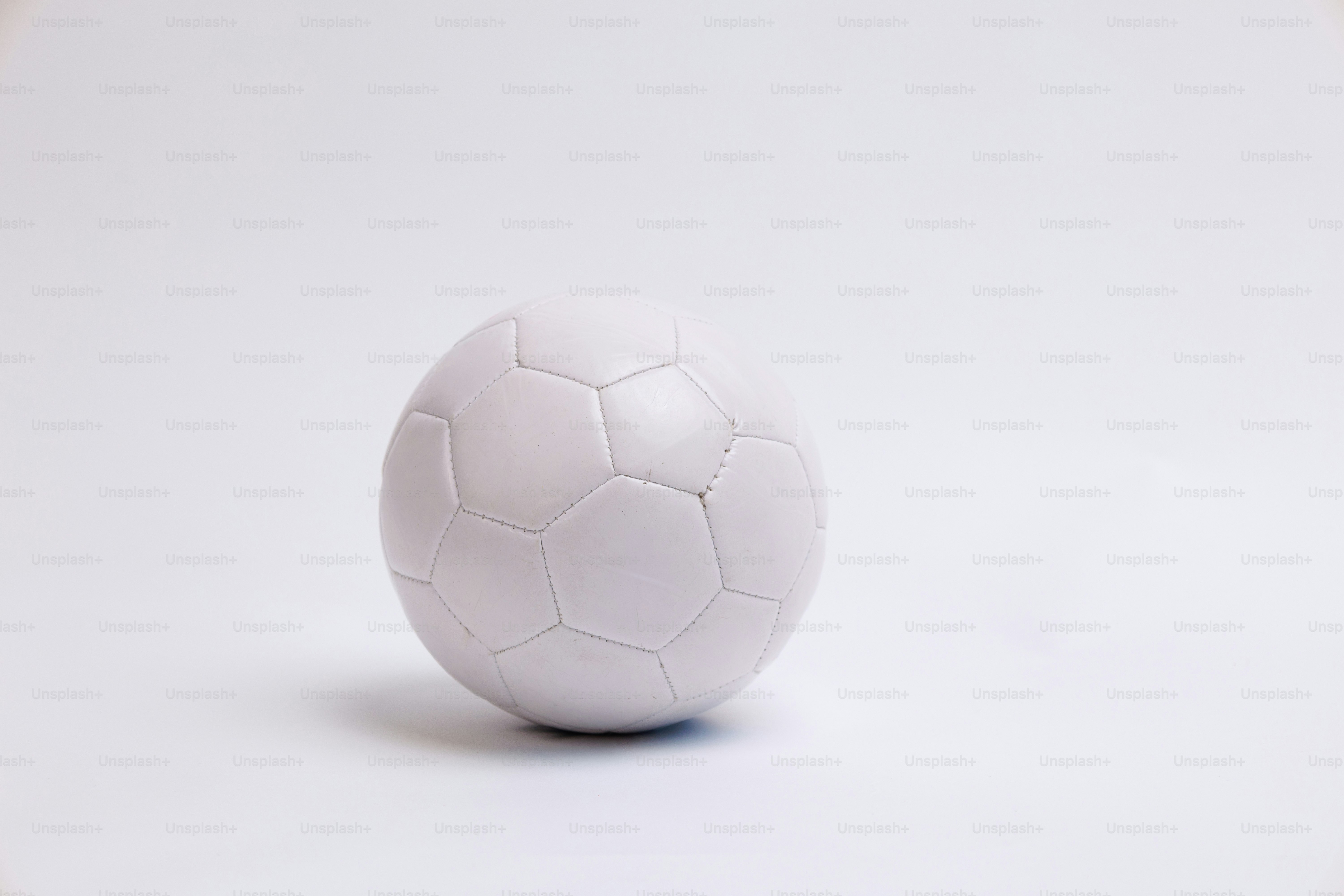 Ein weißer Fußball auf weißem Hintergrund