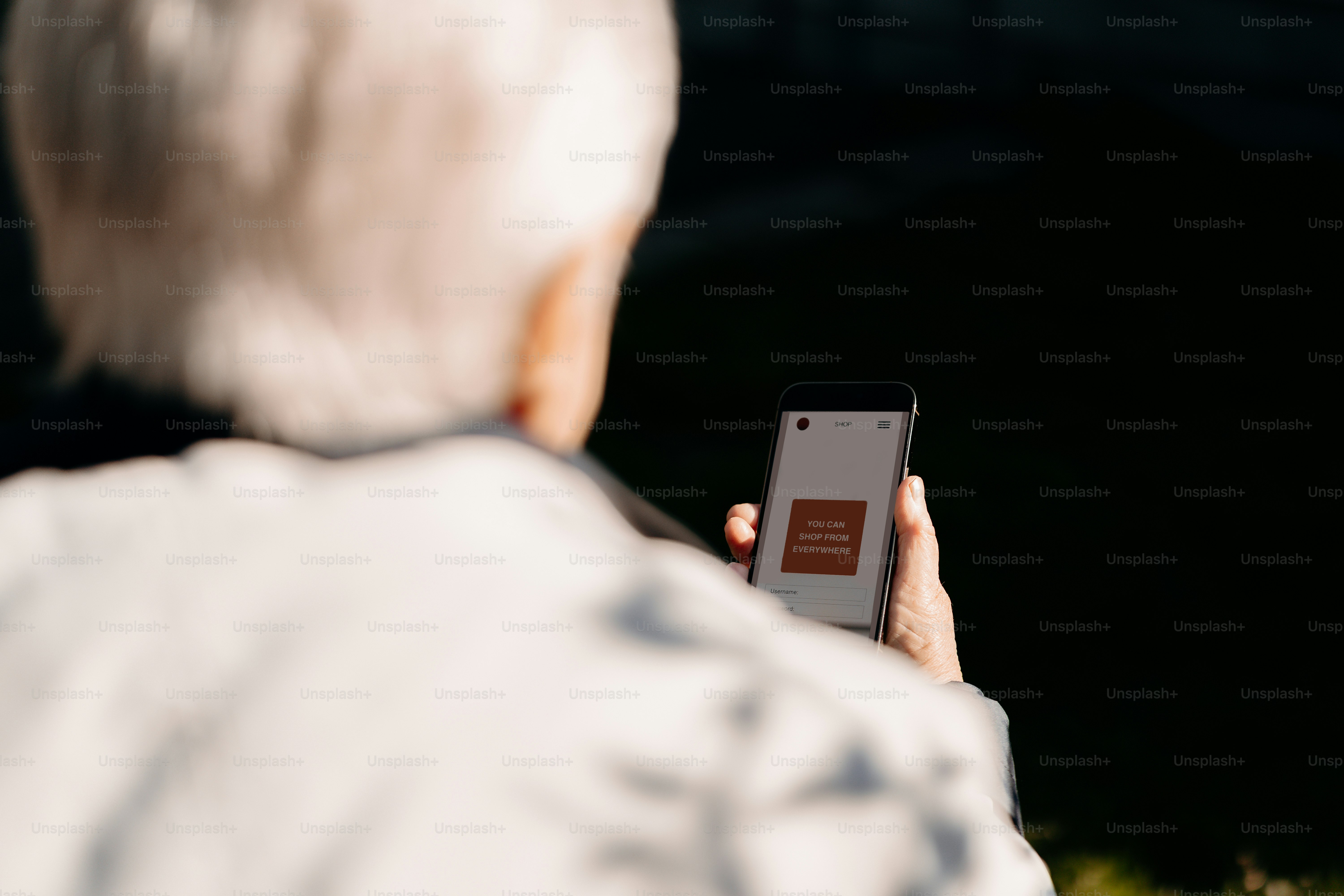 Ältere Person hält ein Smartphone mit geöffneter App