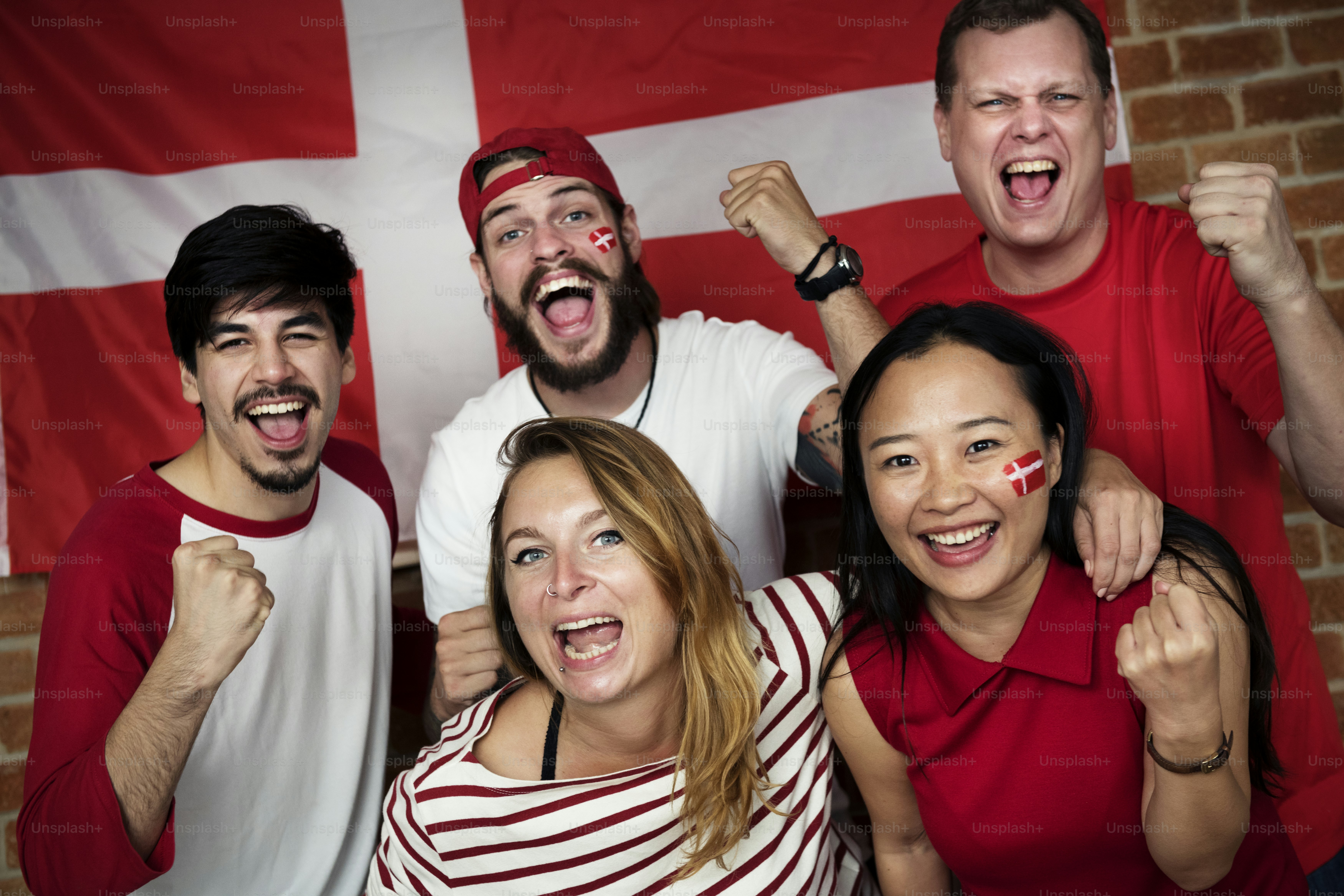 Teman-teman bersorak piala dunia dengan bendera yang dicat