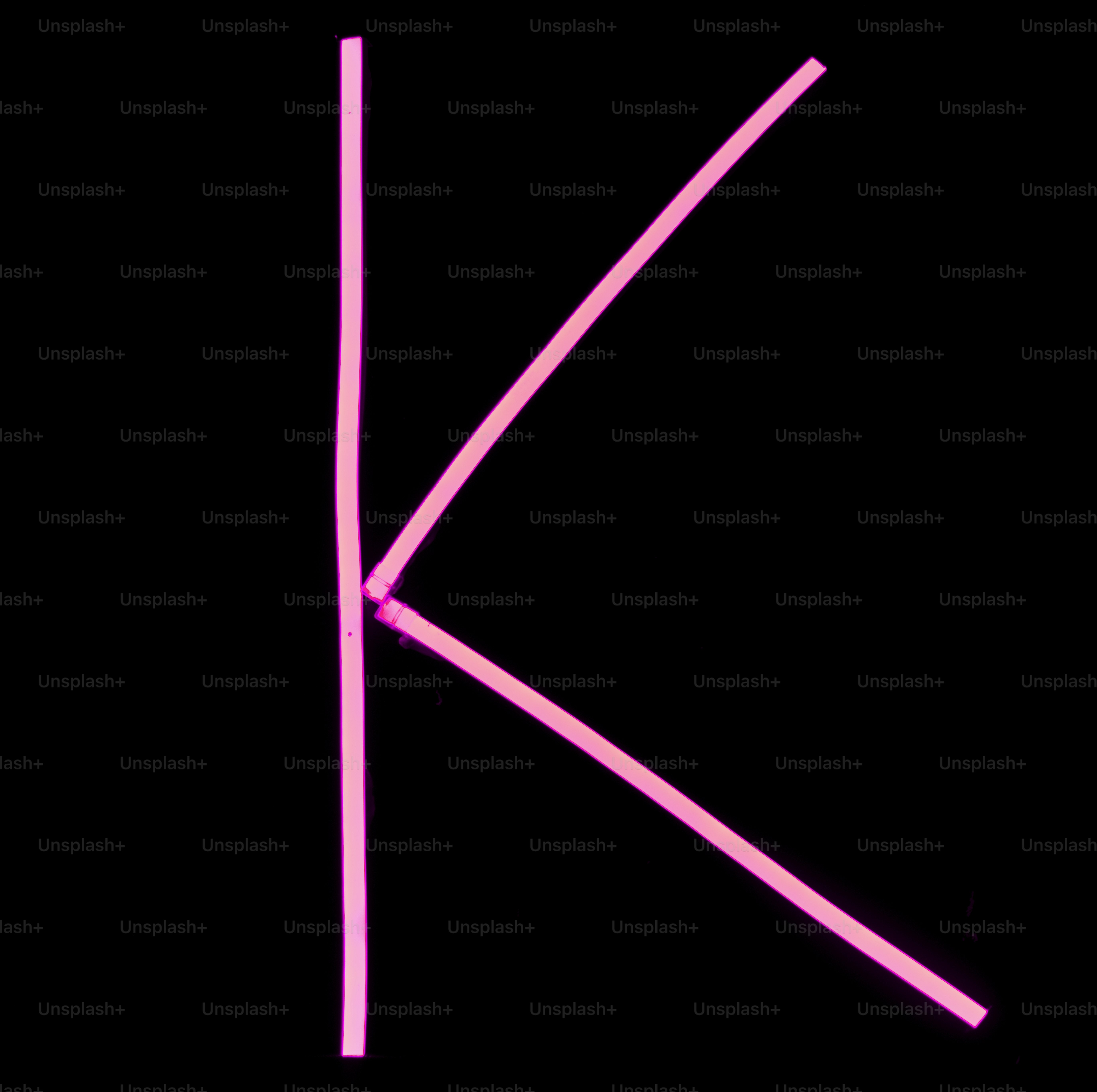 Alphabet pinke Neonlichter auf schwarzem Hintergrund