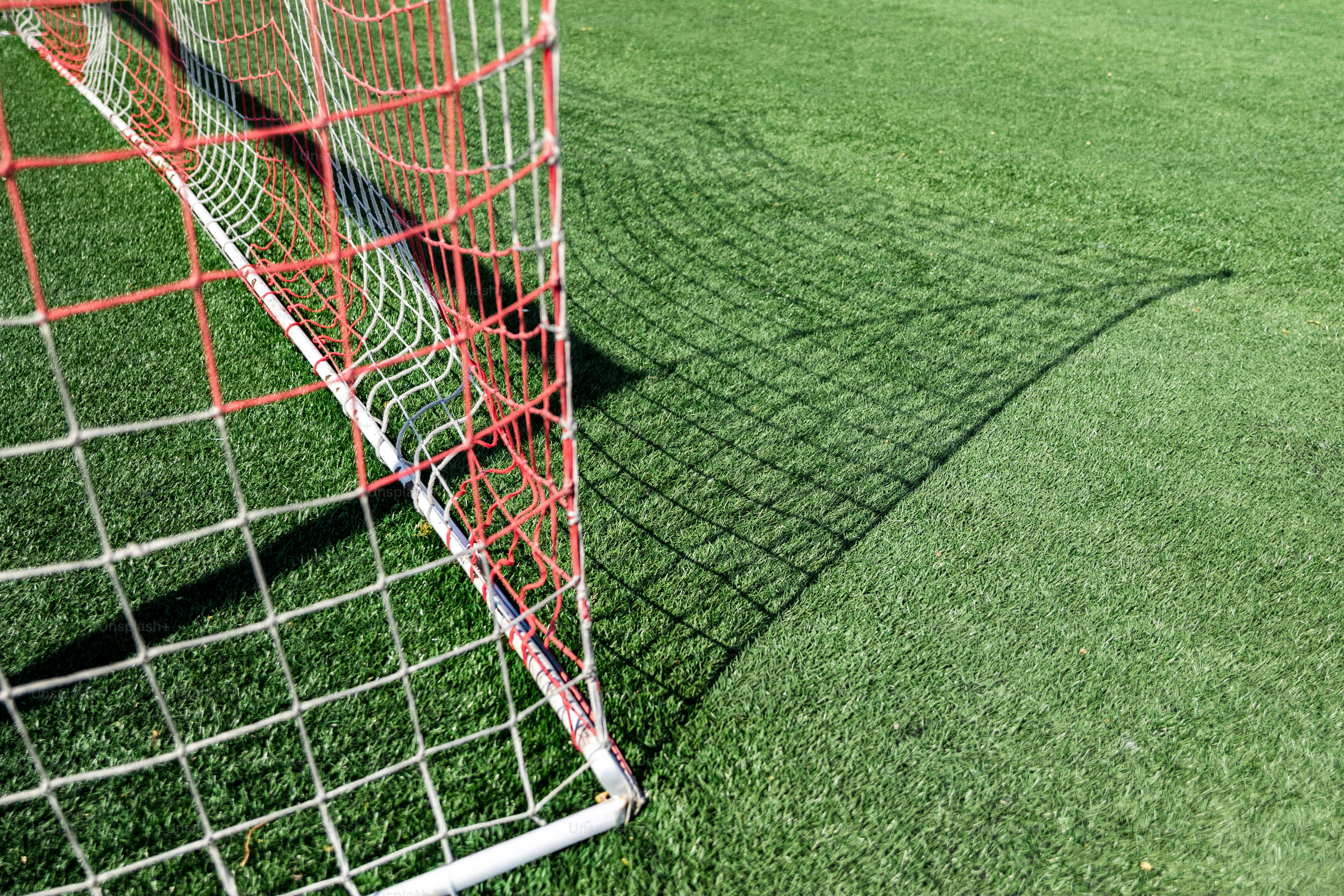 Ein Fußballtor auf einem grünen Spielfeld