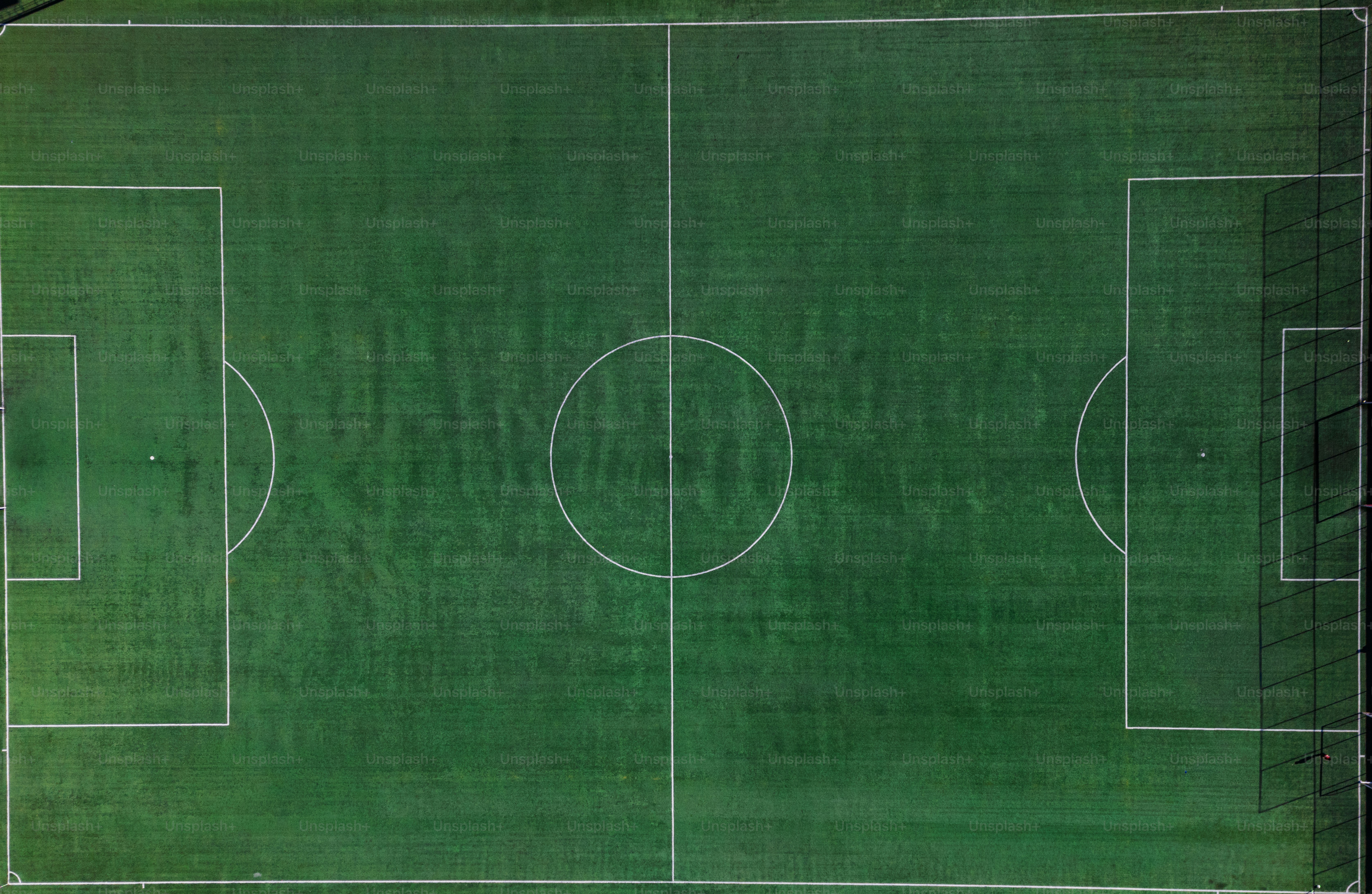 Luftaufnahme eines leeren Fußballfeldes.
