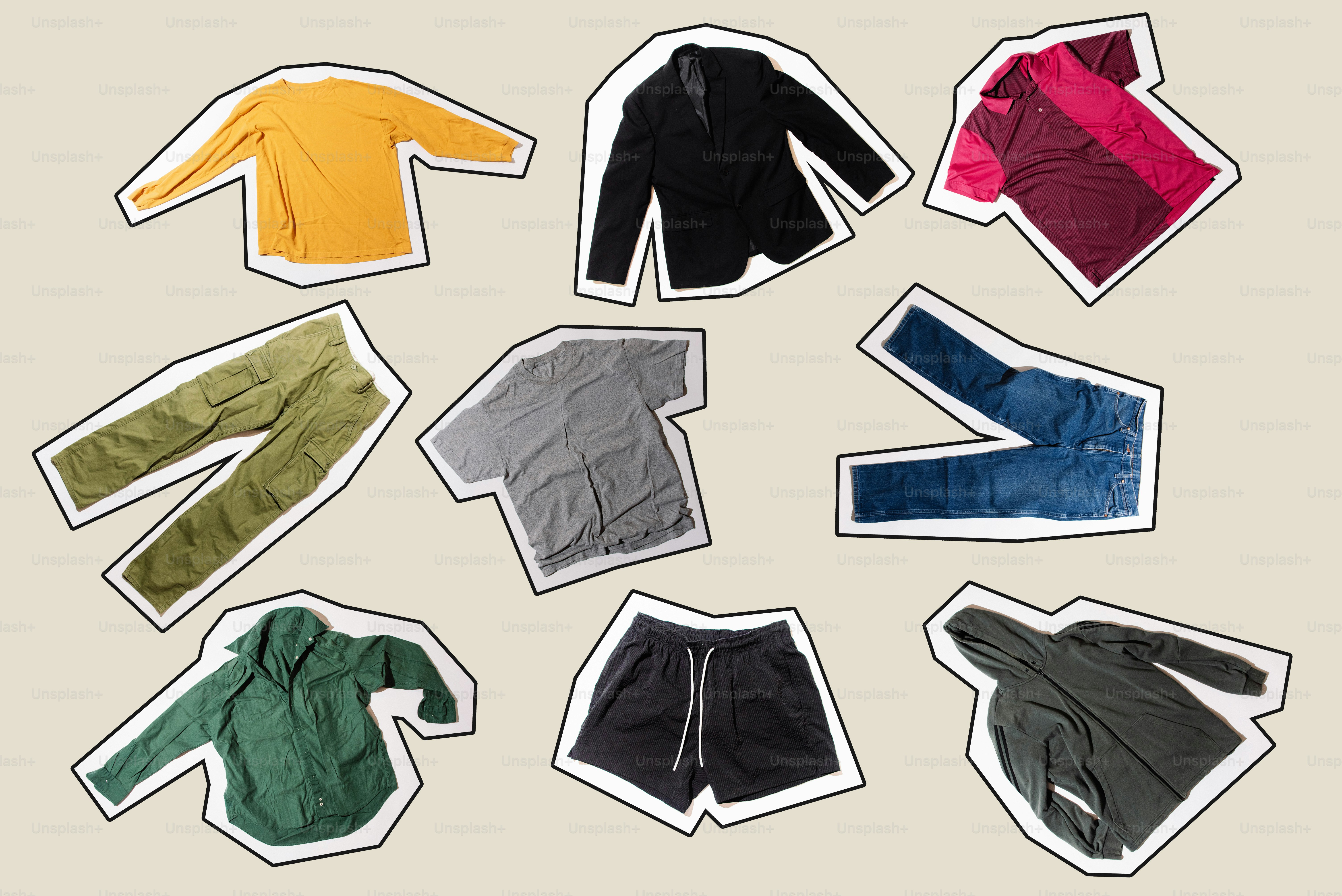 Diversas peças de roupa dispostas sobre um fundo claro.