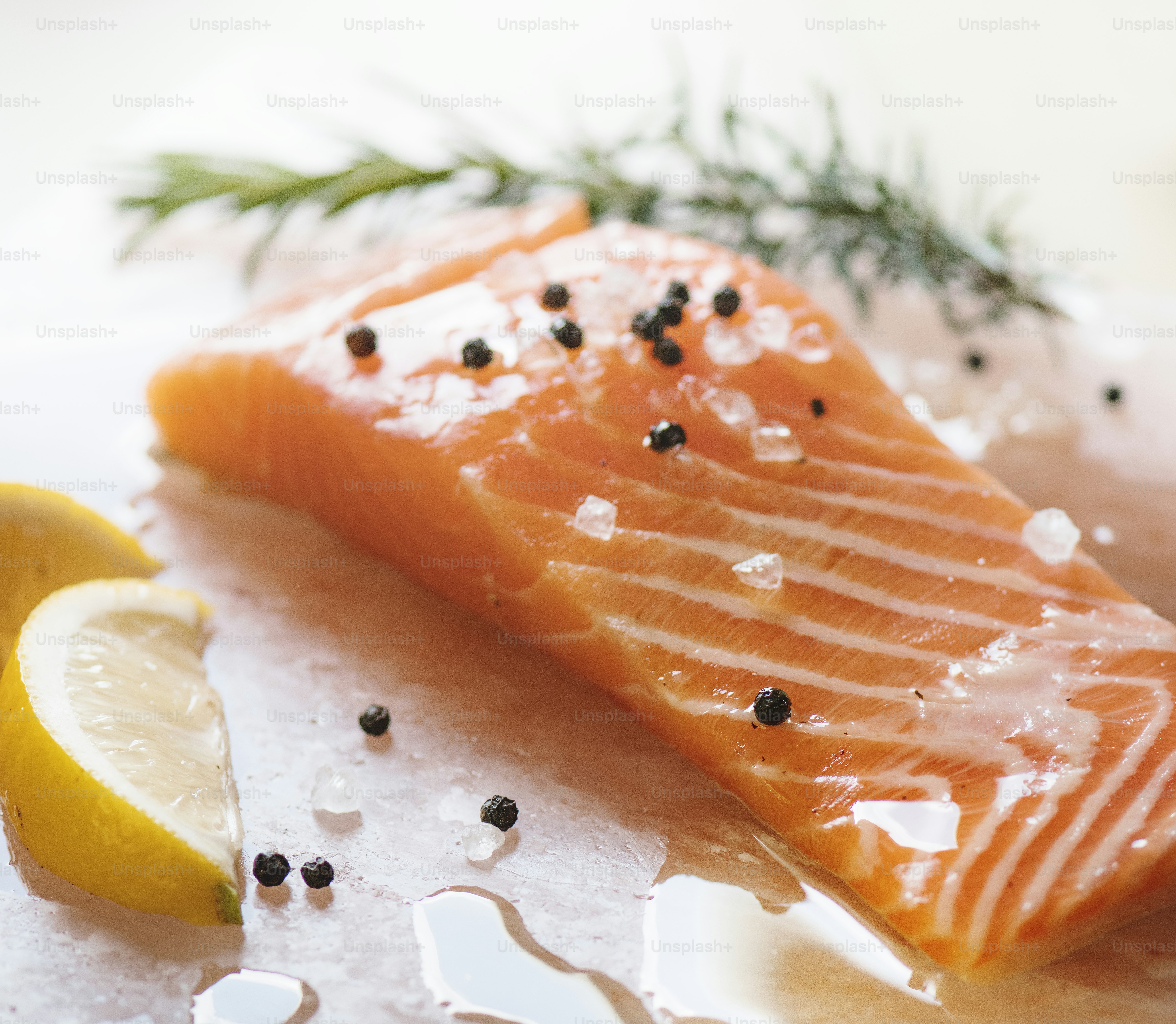 Idea de receta para fotografía de comida de salmón fresco con tomillo