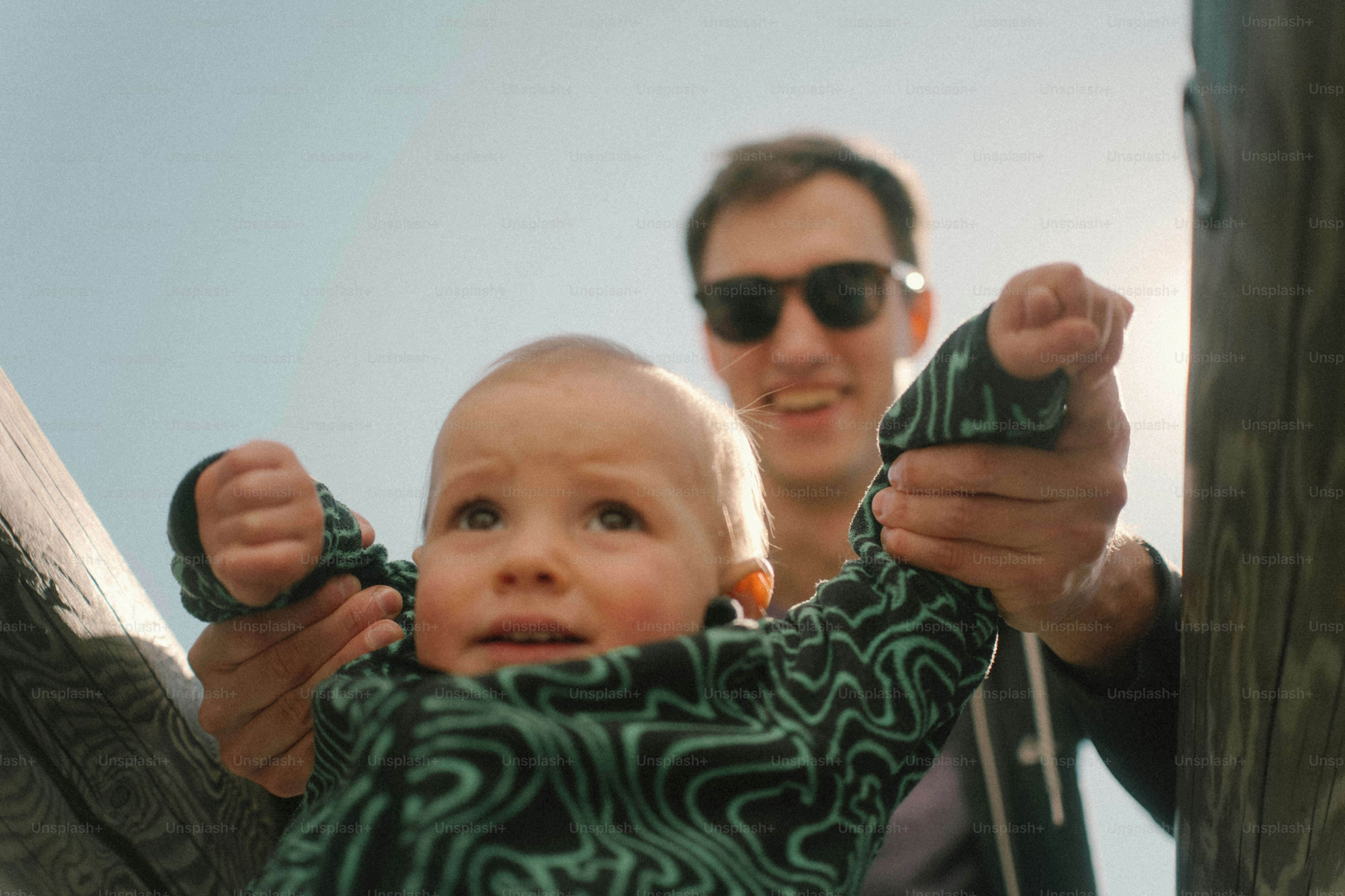 Padre che solleva il bambino verso il cielo
