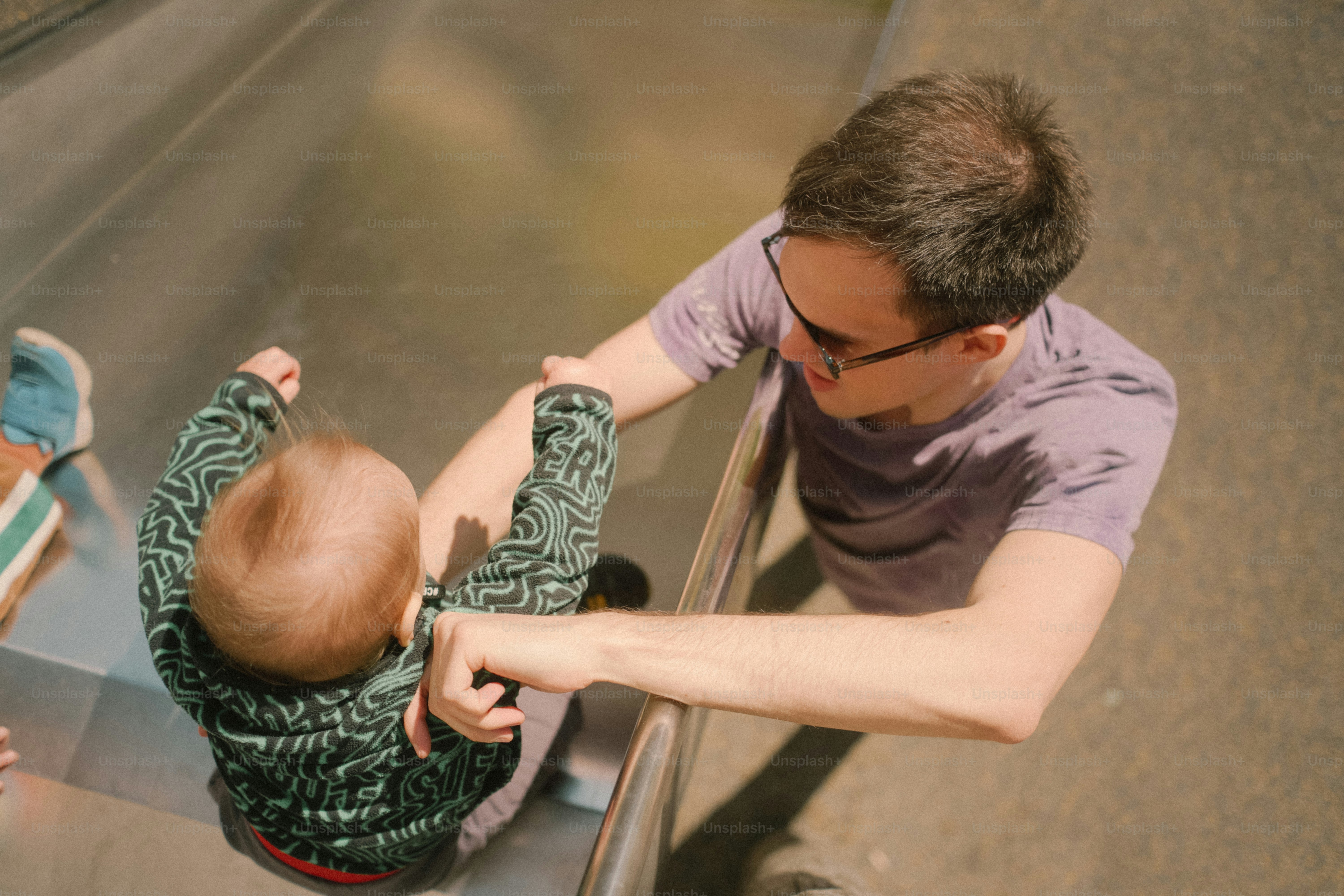 Padre e bambino su uno scivolo in un parco giochi
