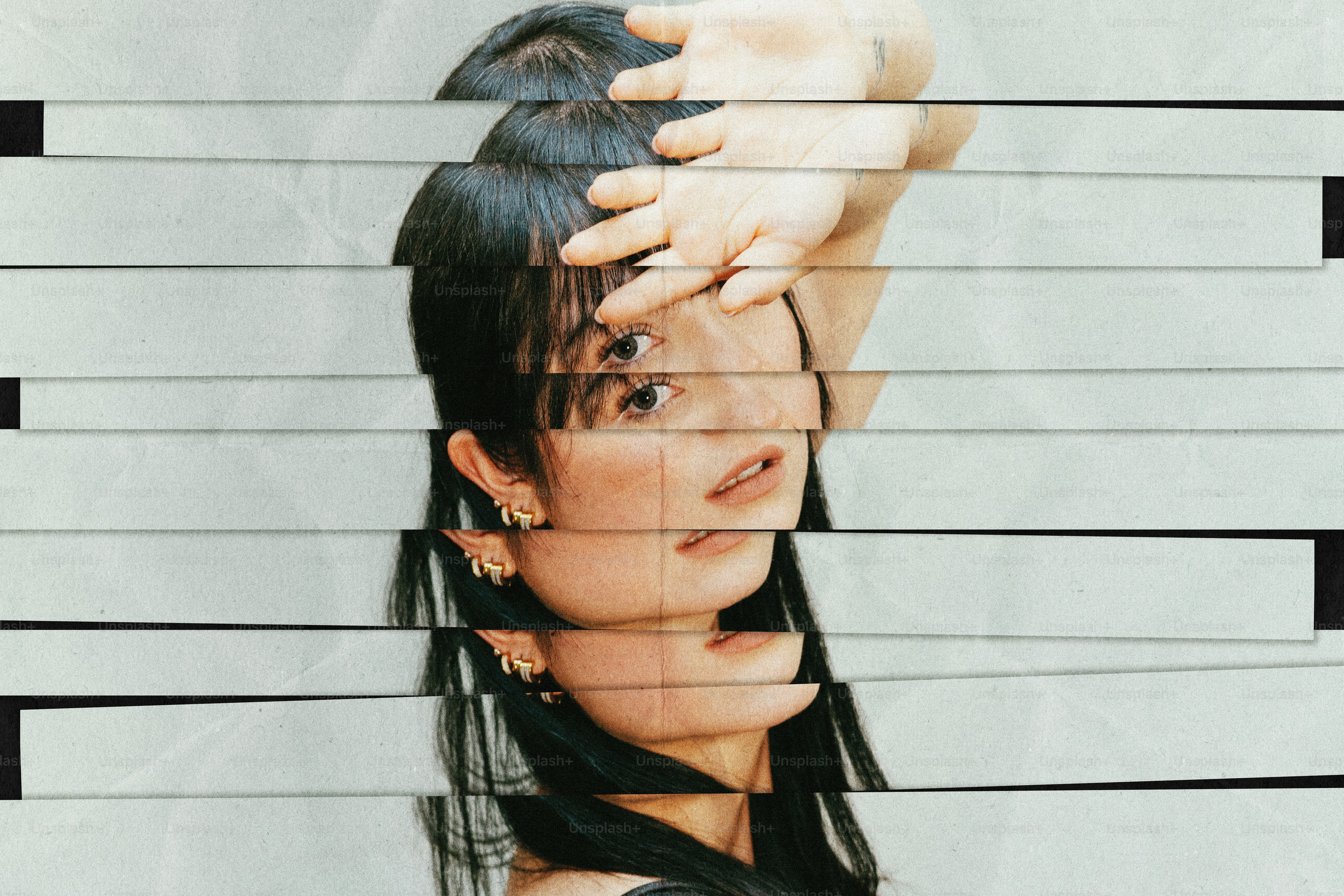 Wajah dan tangan wanita terdistorsi oleh garis glitch horizontal.