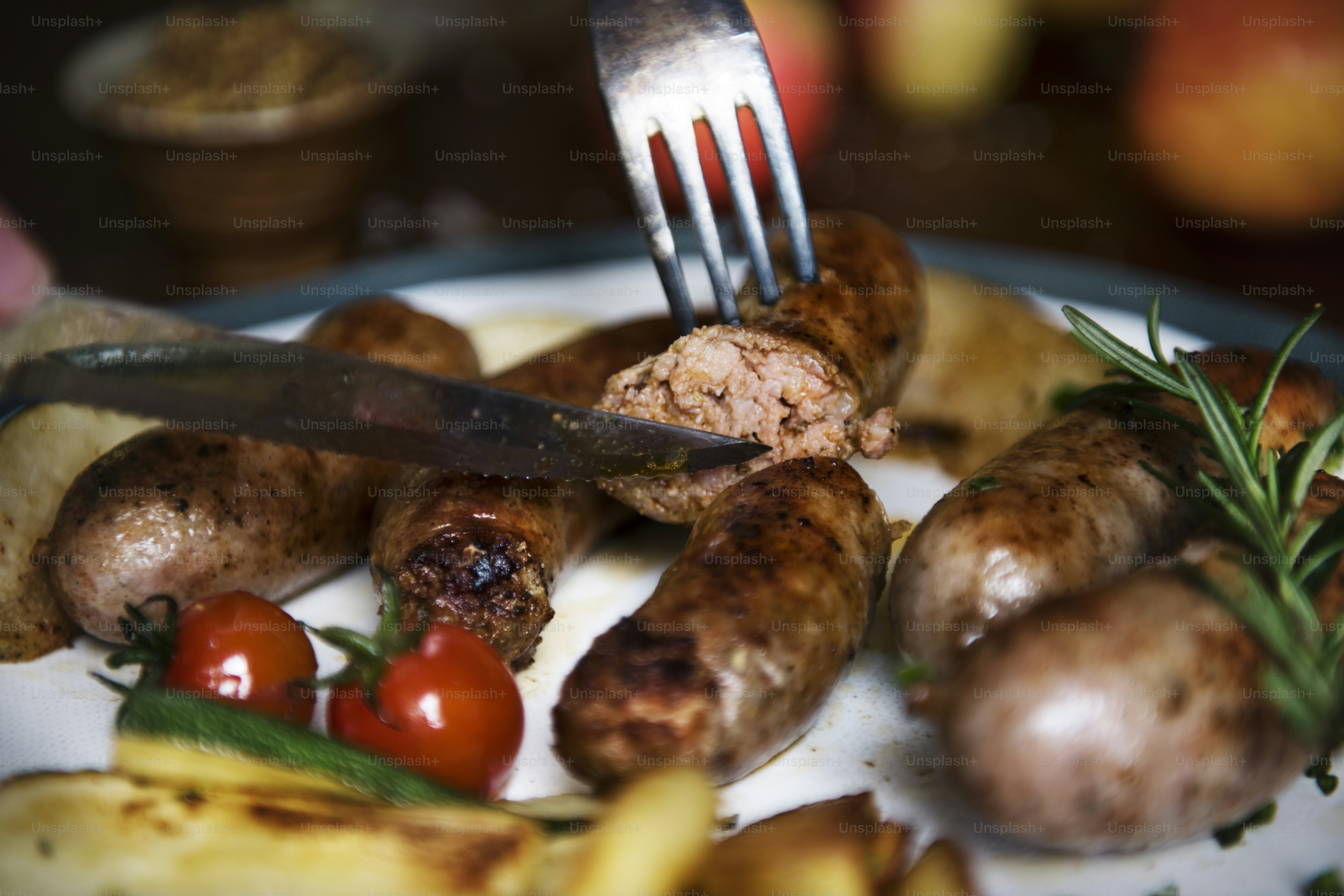 Idée de photographie alimentaire avec des saucisses dans une assiette