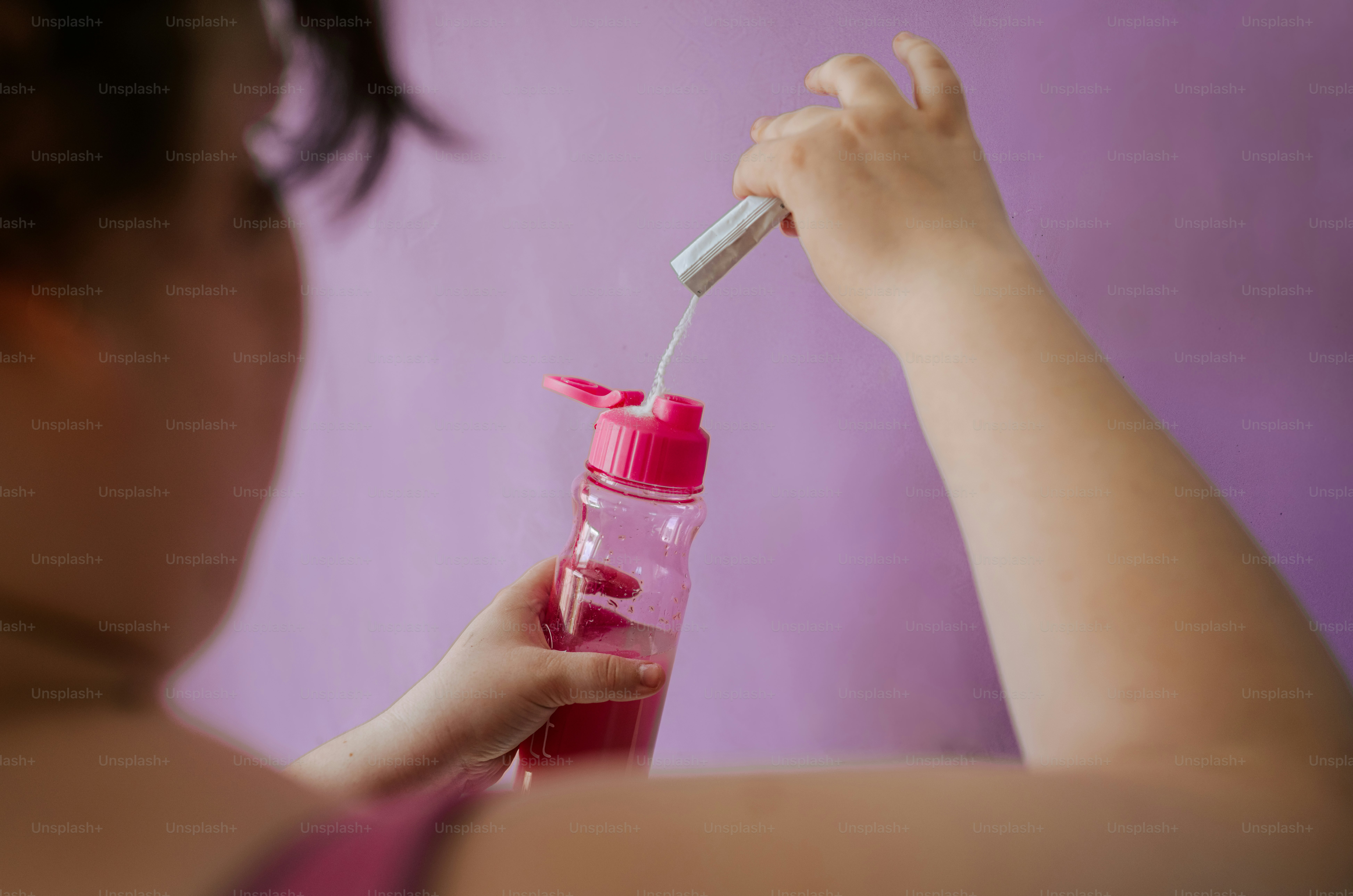 Seseorang menyiapkan tampon untuk digunakan