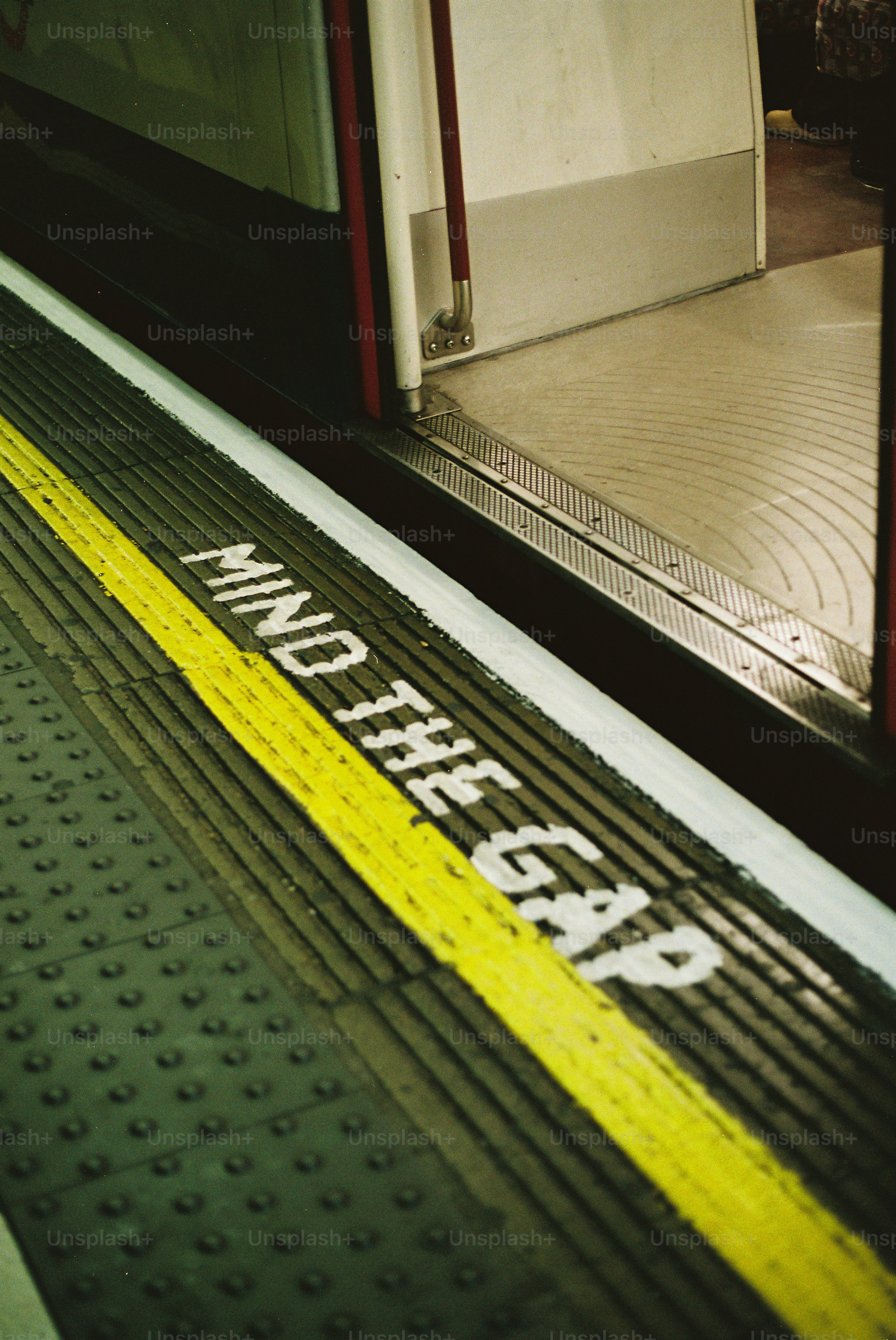Cuidado com o aviso de lacunas na plataforma do trem.
