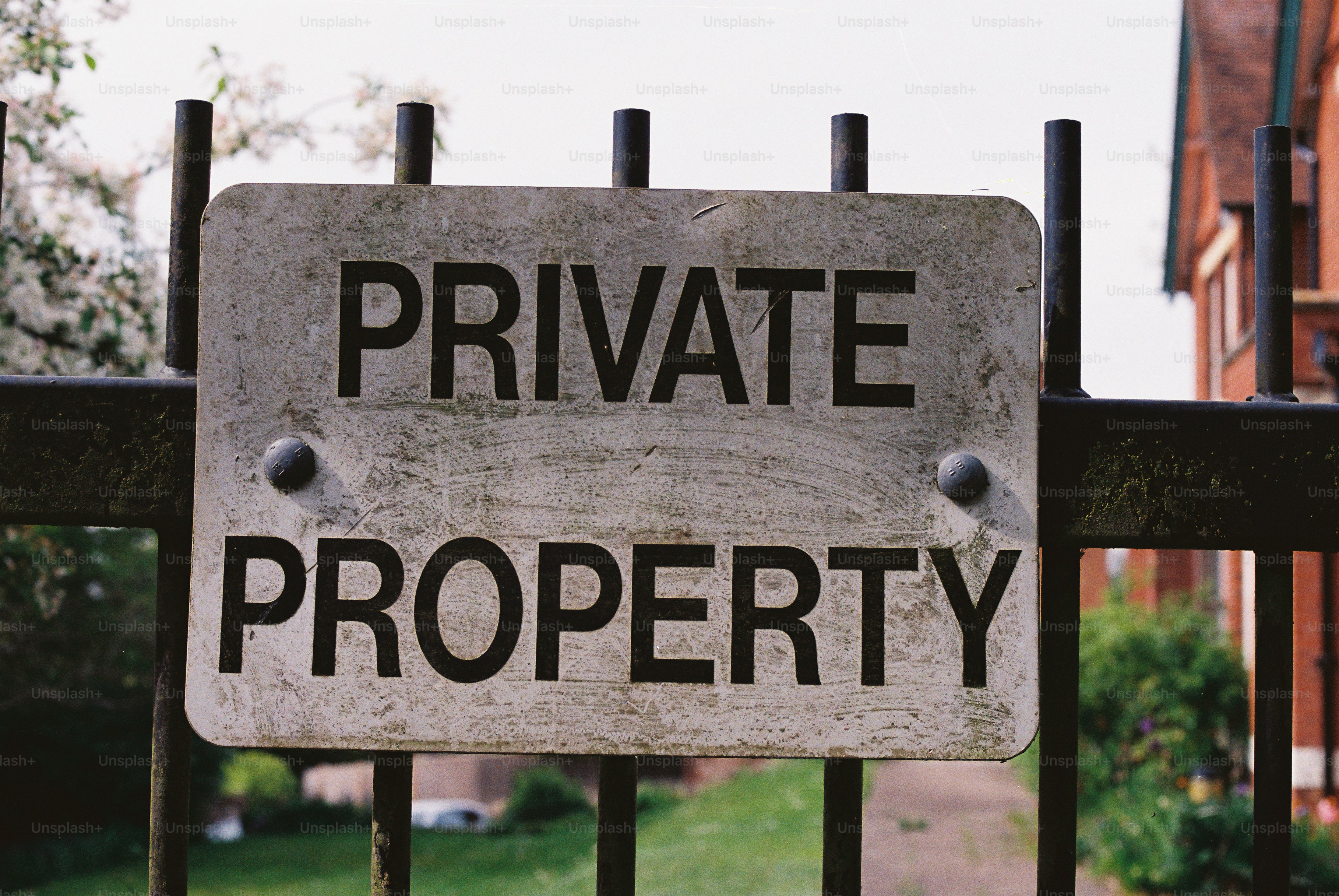 Panneau de propriété privée sur une clôture métallique