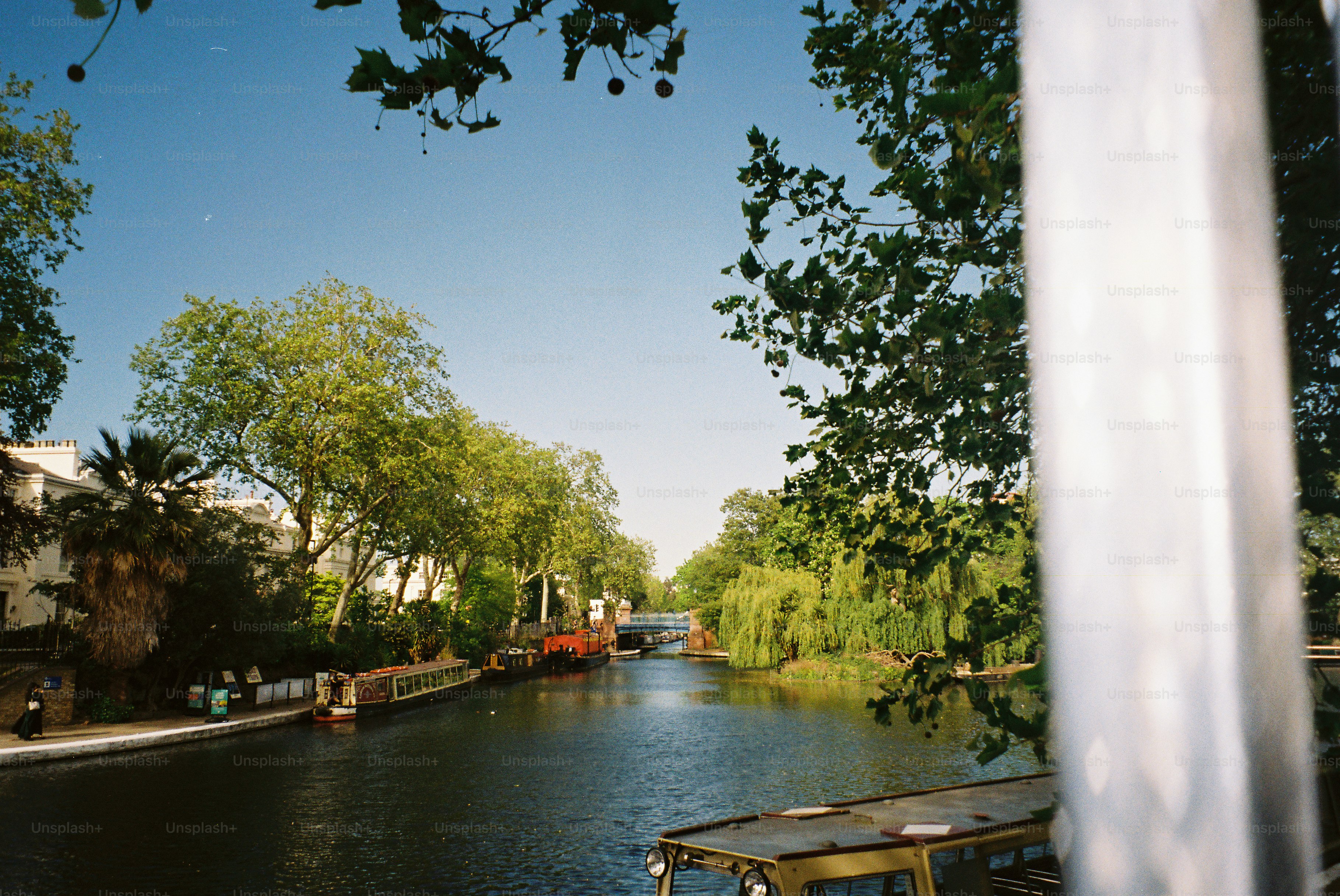 Ein ruhiger Kanal, gesäumt von Bäumen und Gebäuden.