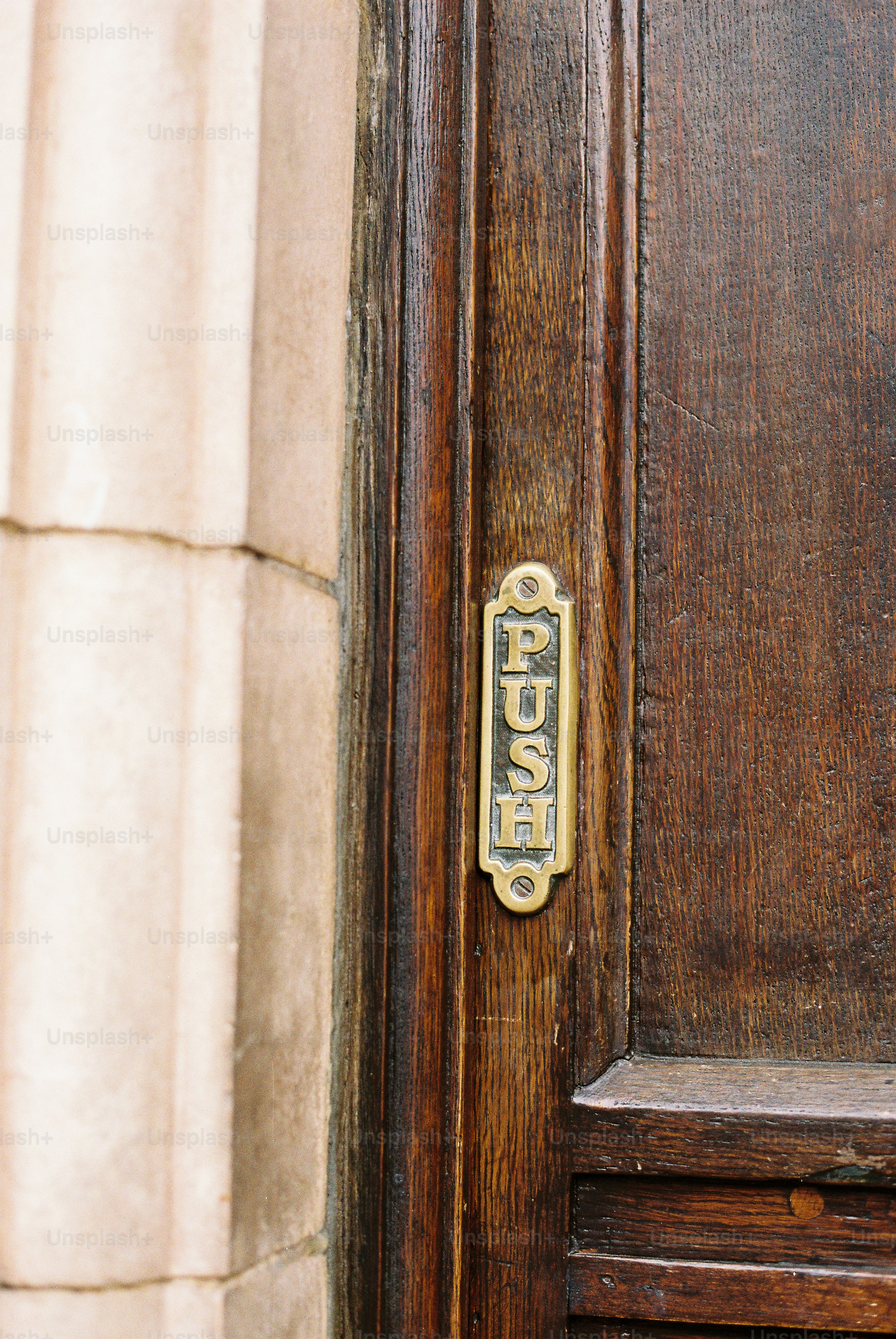 Plaque de poussée sur une porte en bois rustique