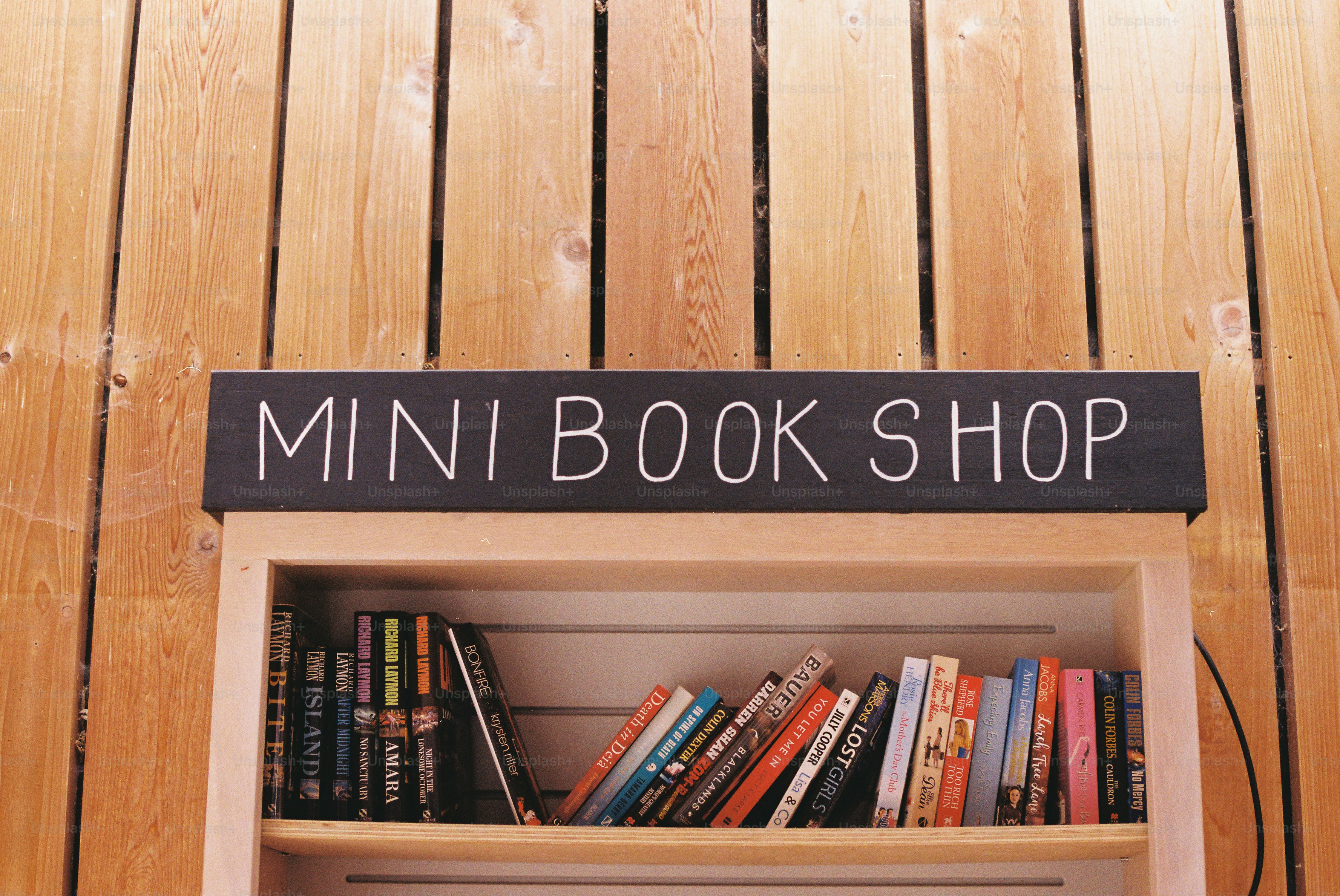 Mini-Buchladen mit Regalen voller Bücher