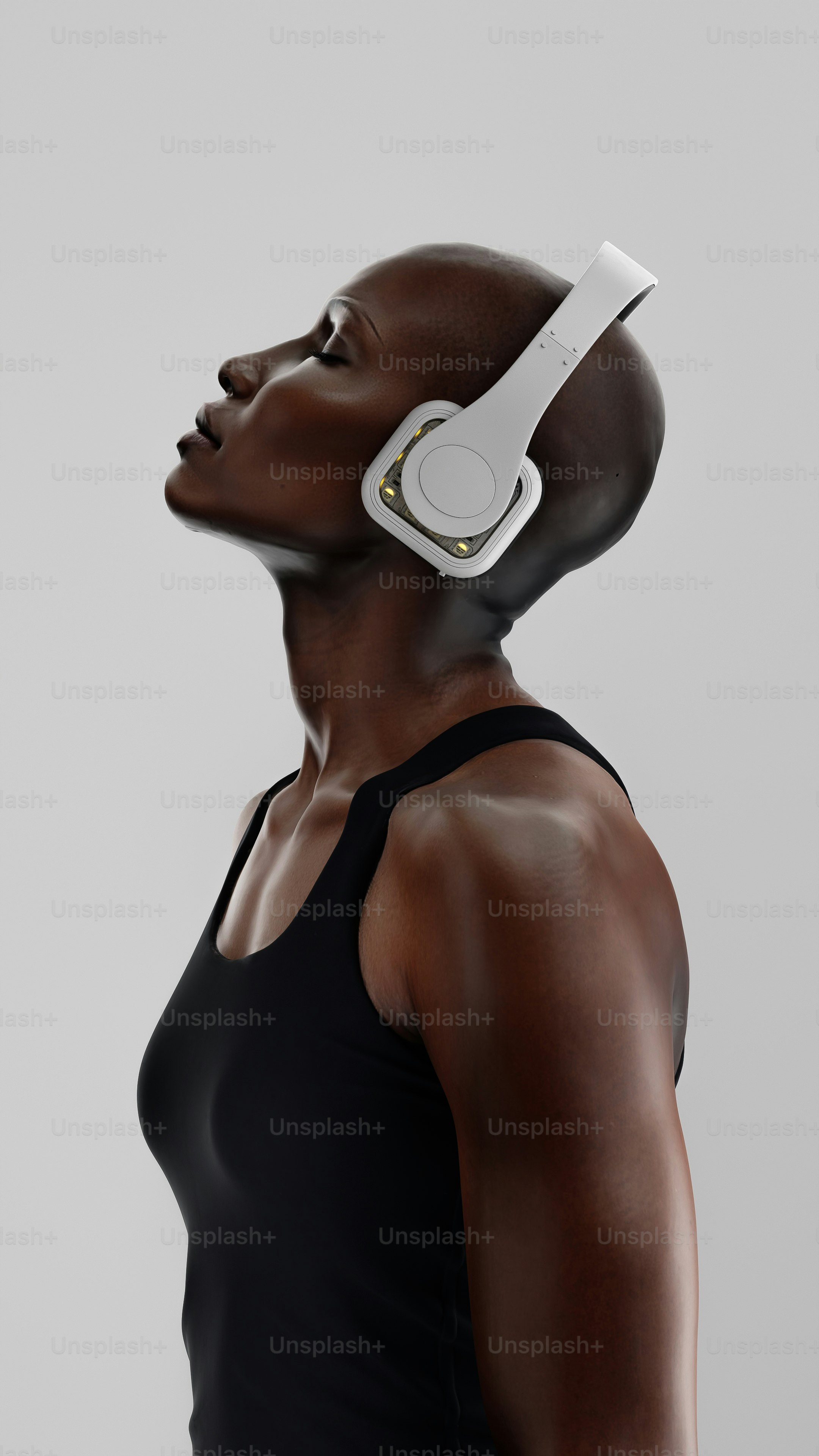 Mulher careca usando fones de ouvido brancos e regata preta