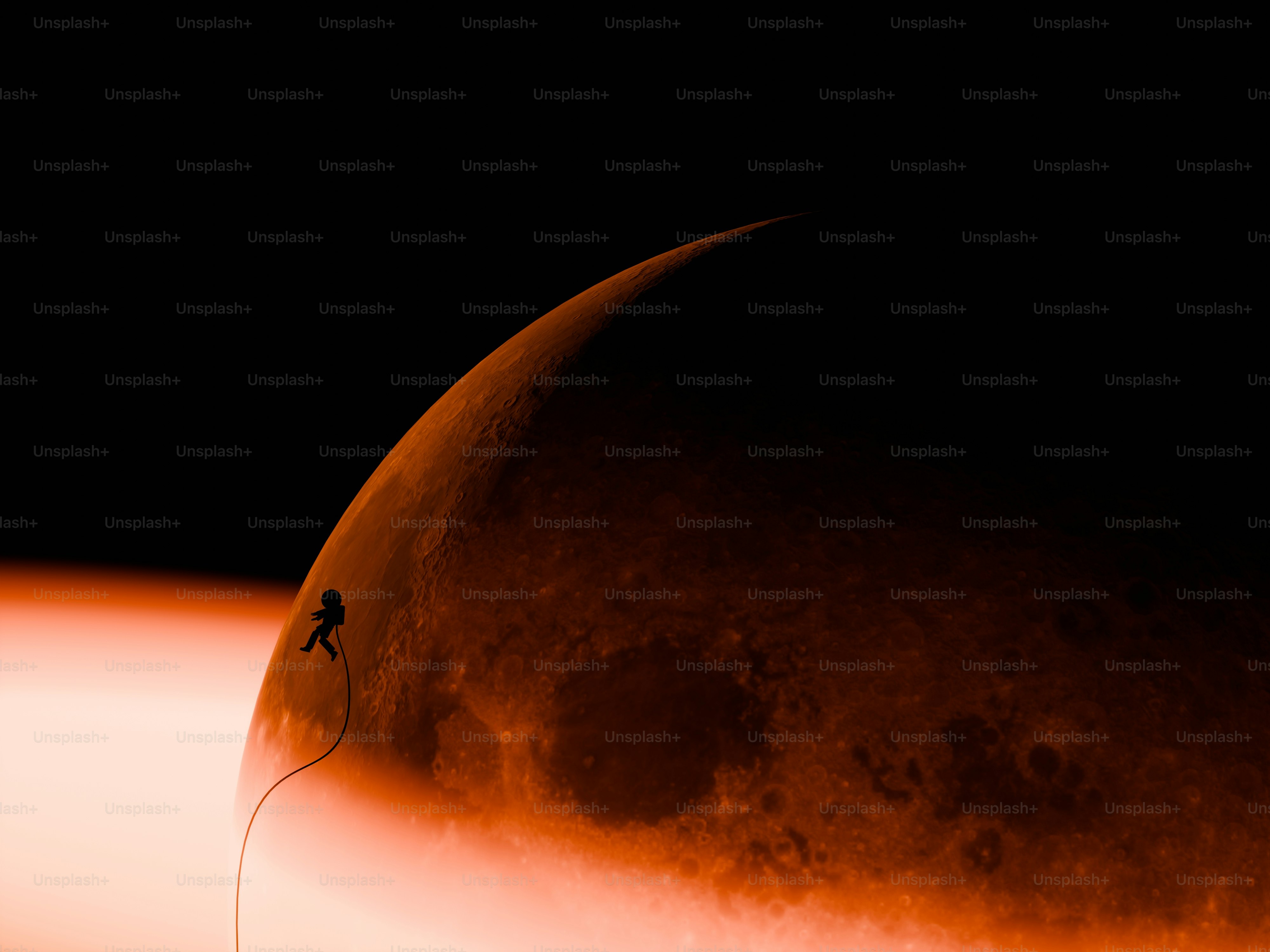 Astronauta che cammina sul bordo di una gigantesca luna arancione