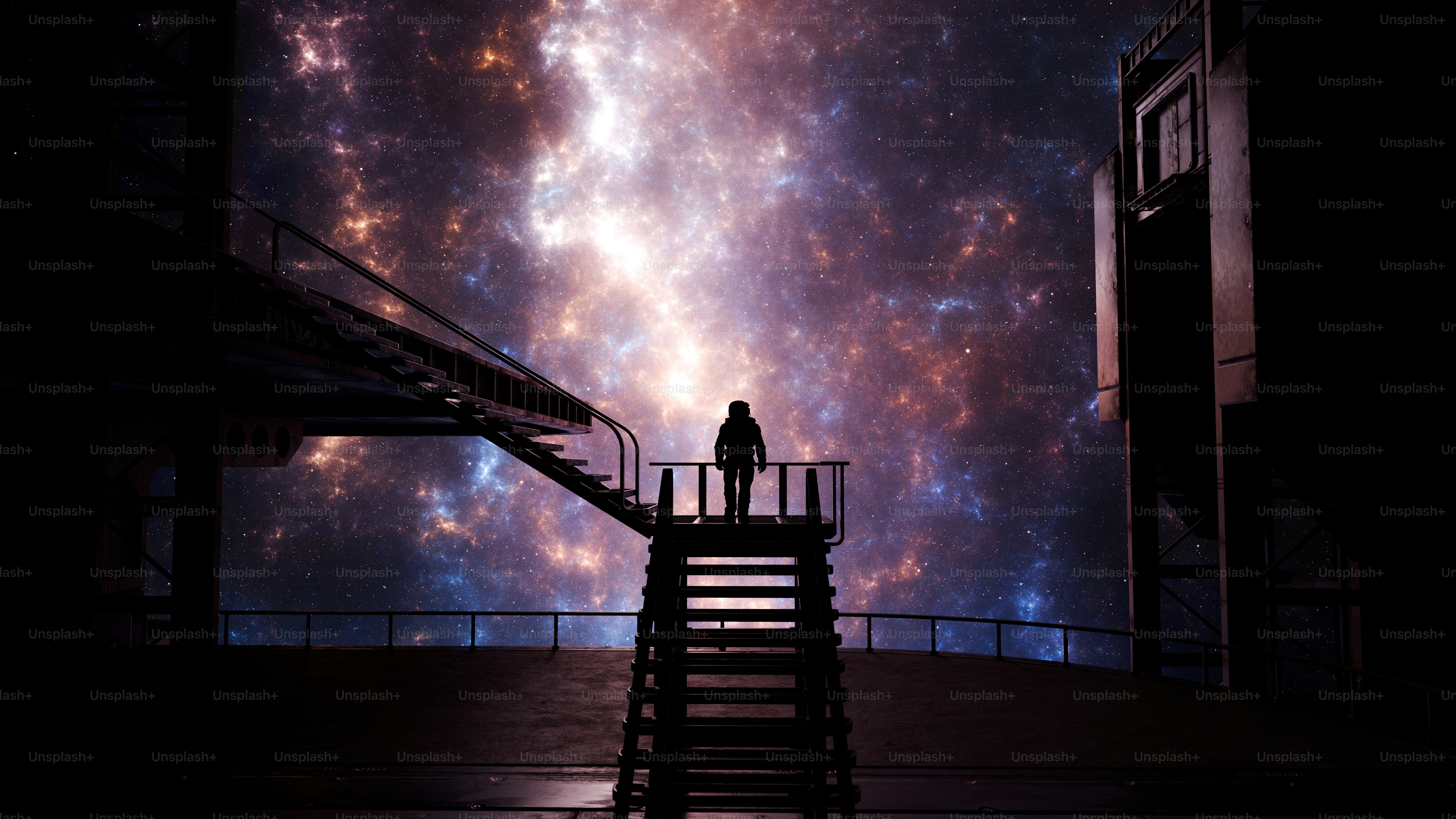 Silueta de una persona en la plataforma frente a la nebulosa estrellada