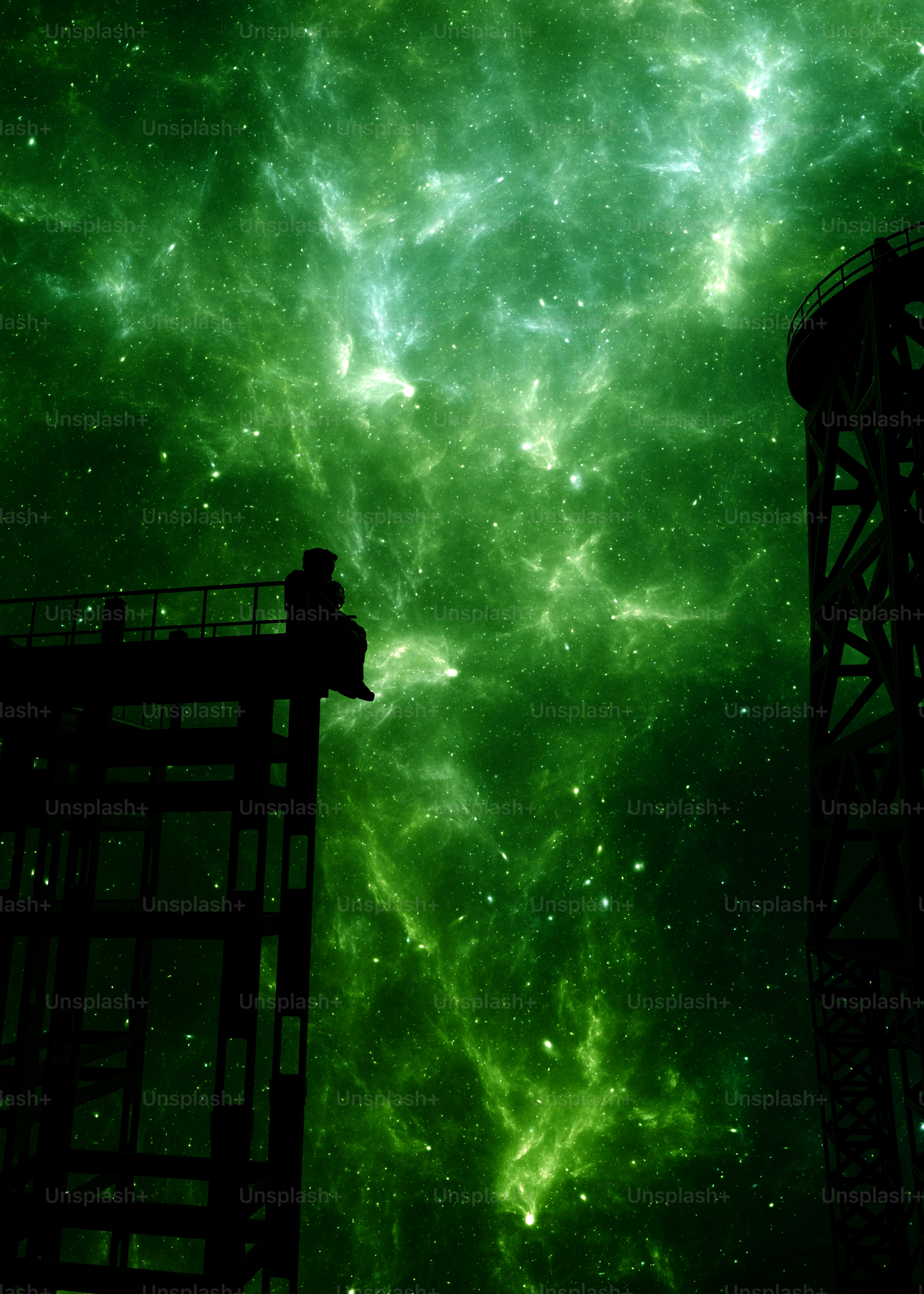 Silueta de persona en un edificio con vistas a la nebulosa verde