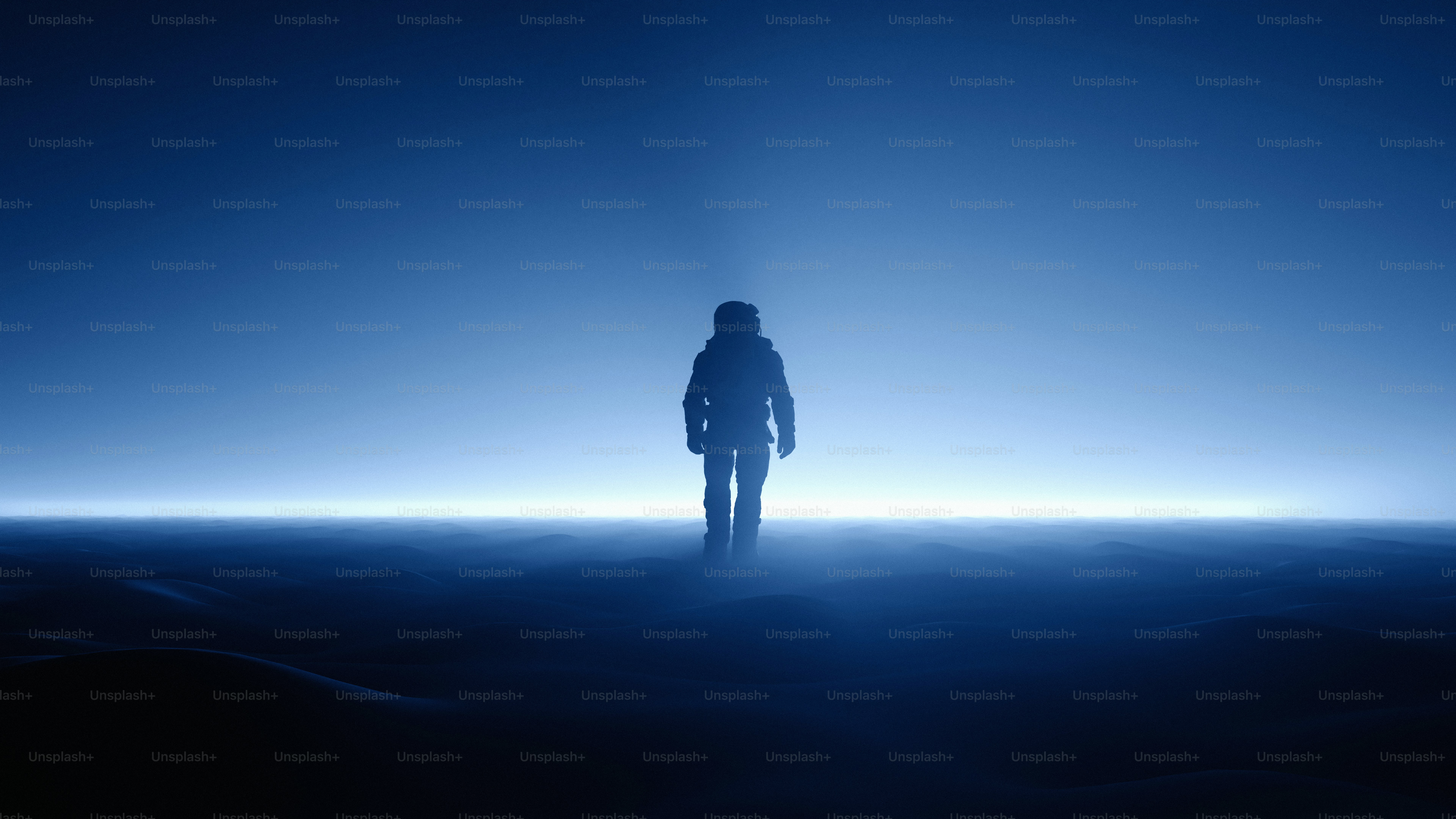 Astronauta de pie en una vasta y luminosa extensión azul