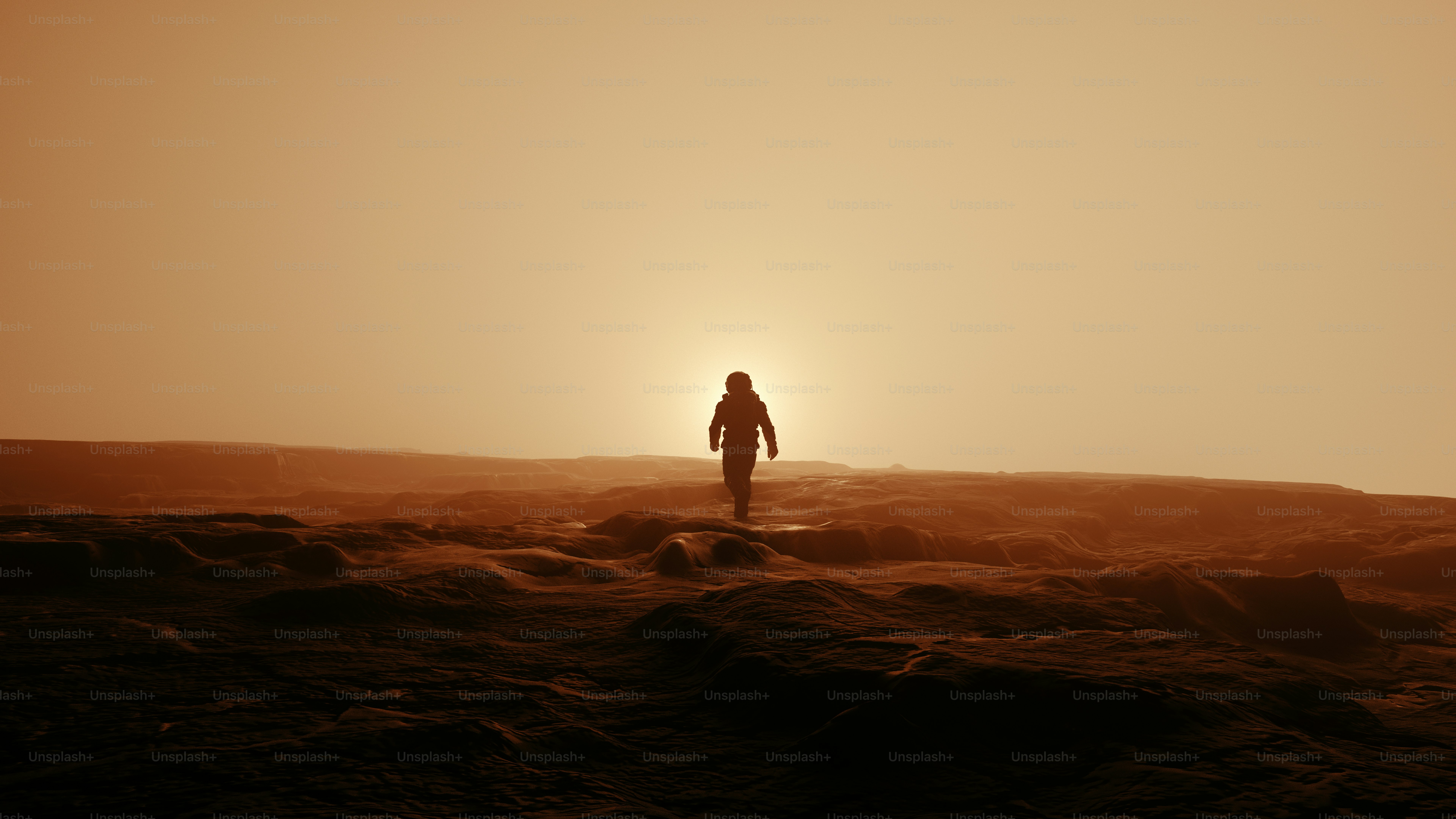 Astronauta caminando por un planeta alienígena desolado al atardecer.