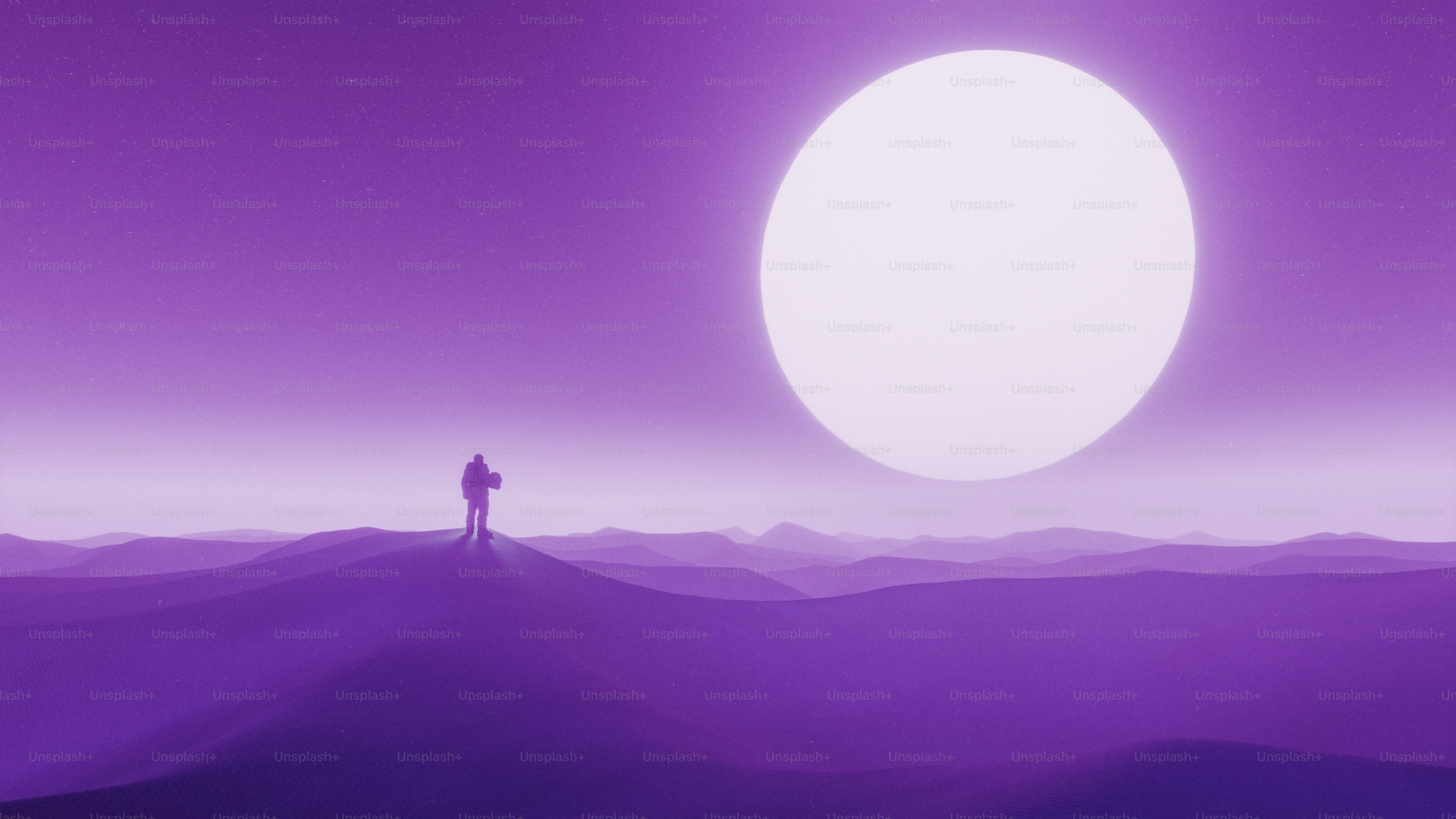 Uma figura solitária está em pé sobre uma duna roxa no deserto.