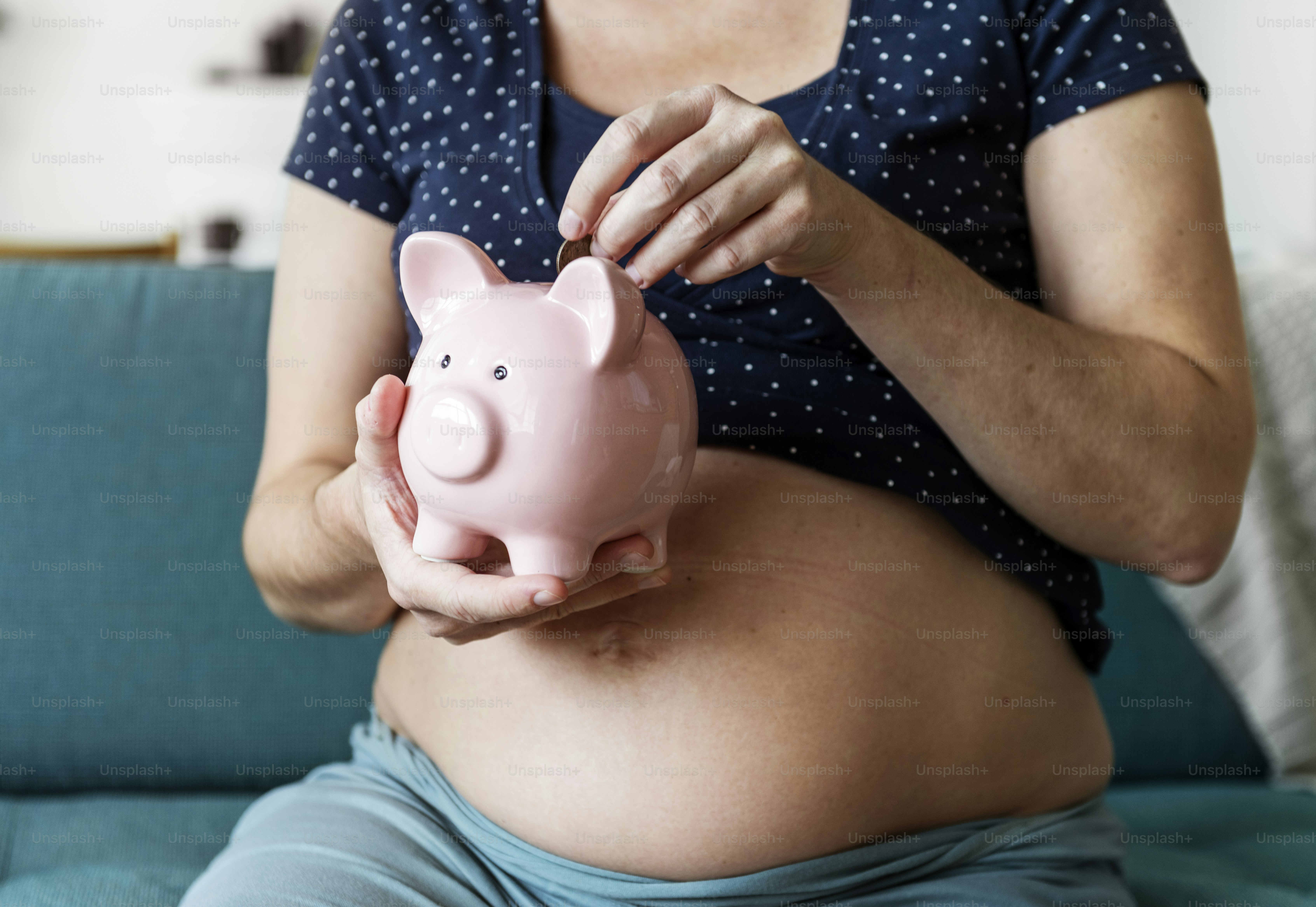 Famille économisant de l’argent dans une tirelire