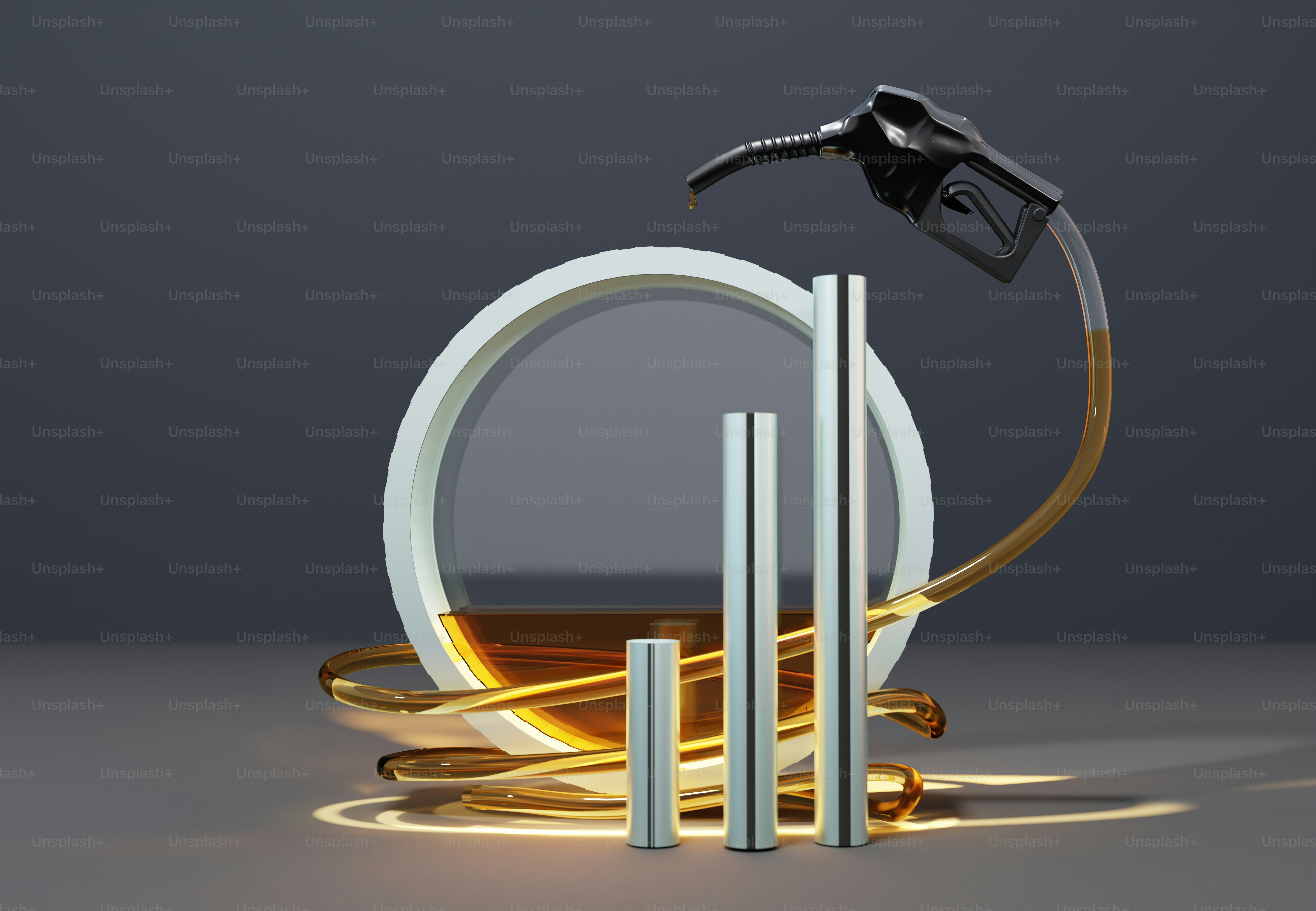 Bico da bomba de gasolina despejando líquido em uma estrutura circular.