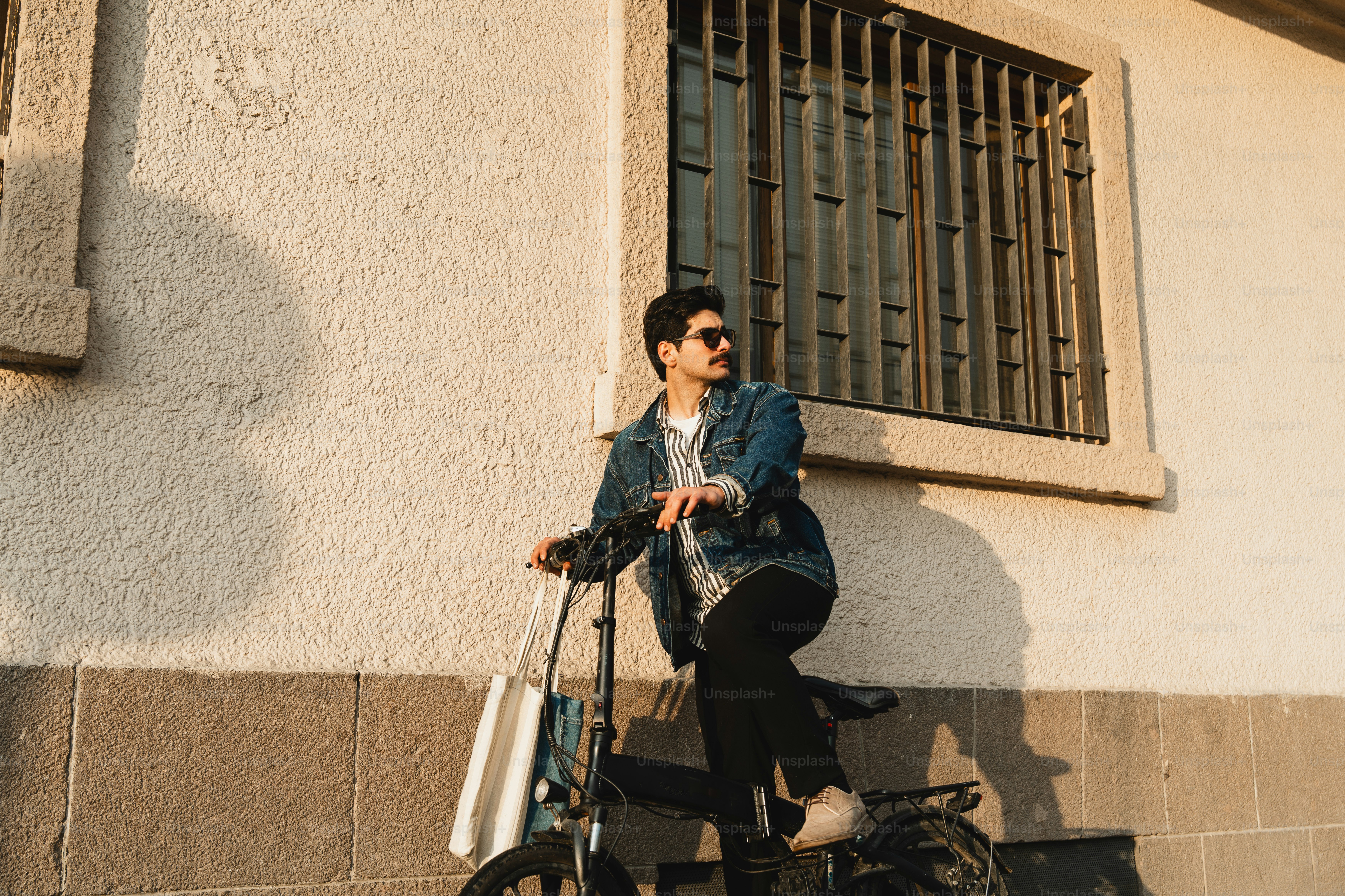Hombre con chaqueta vaquera en bicicleta